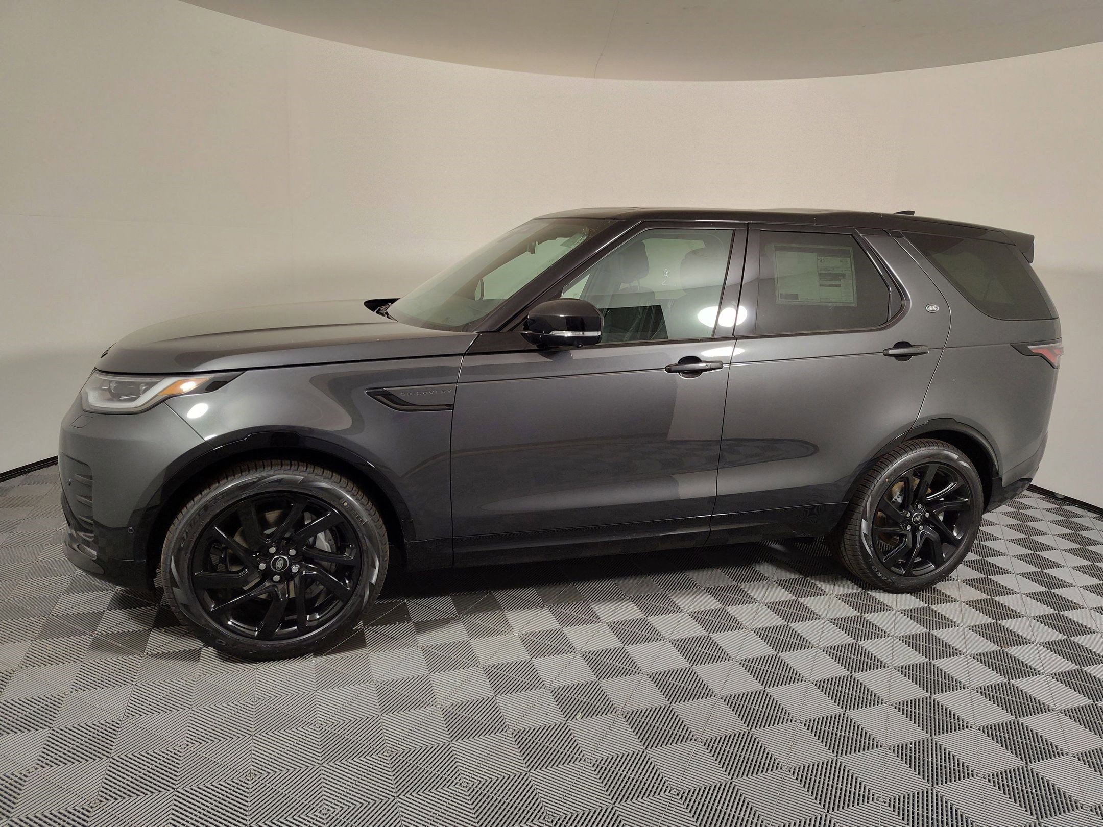 2025 Land Rover Discovery SE photo 2