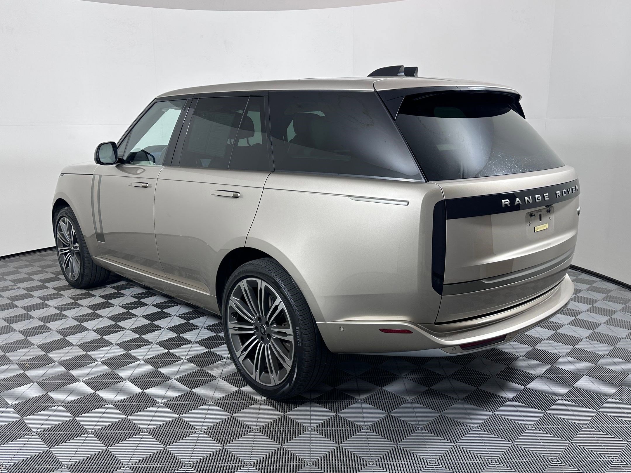 2023 Land Rover Range Rover SE photo 3