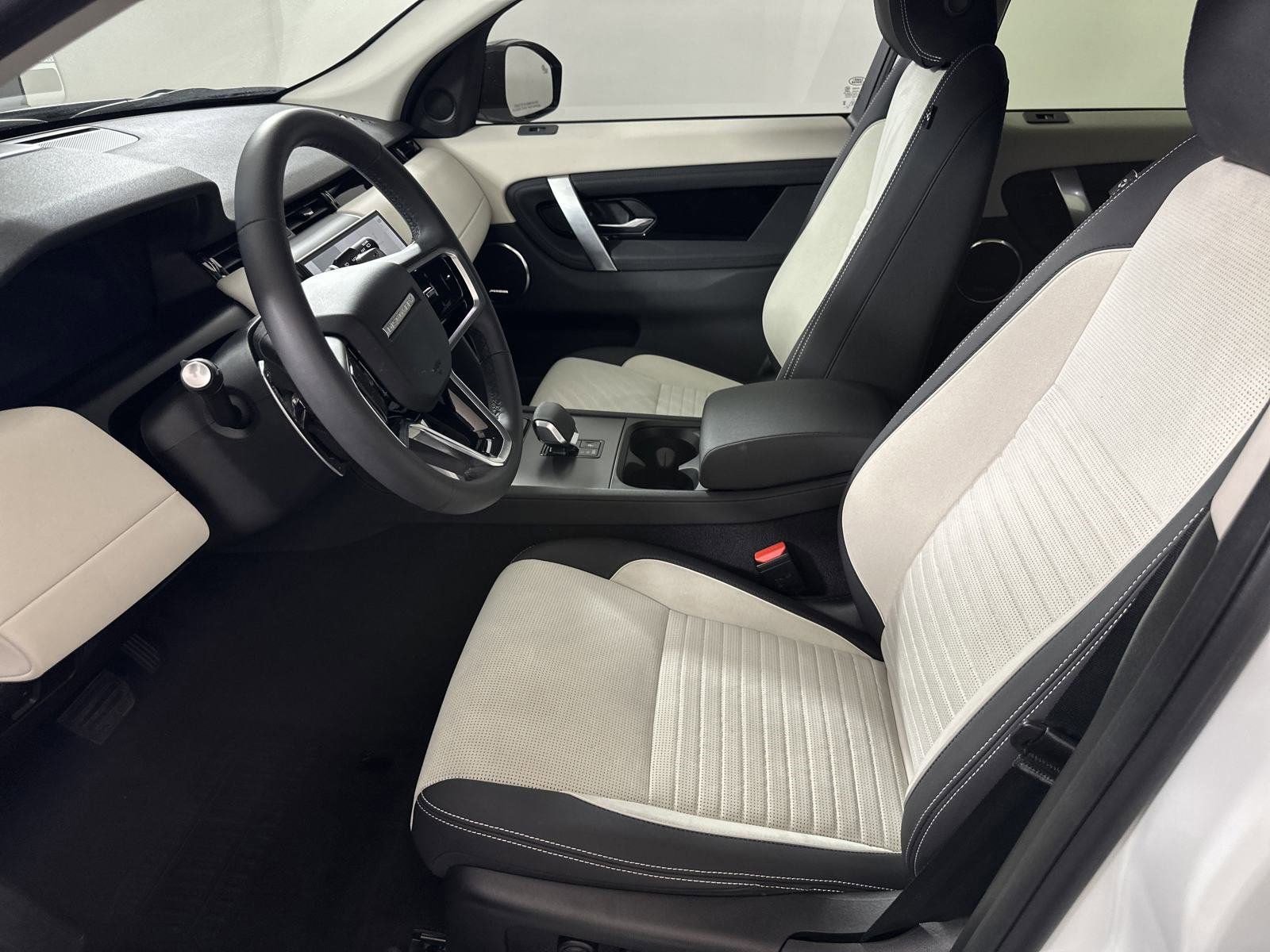 2024 Land Rover Discovery Sport S photo 3