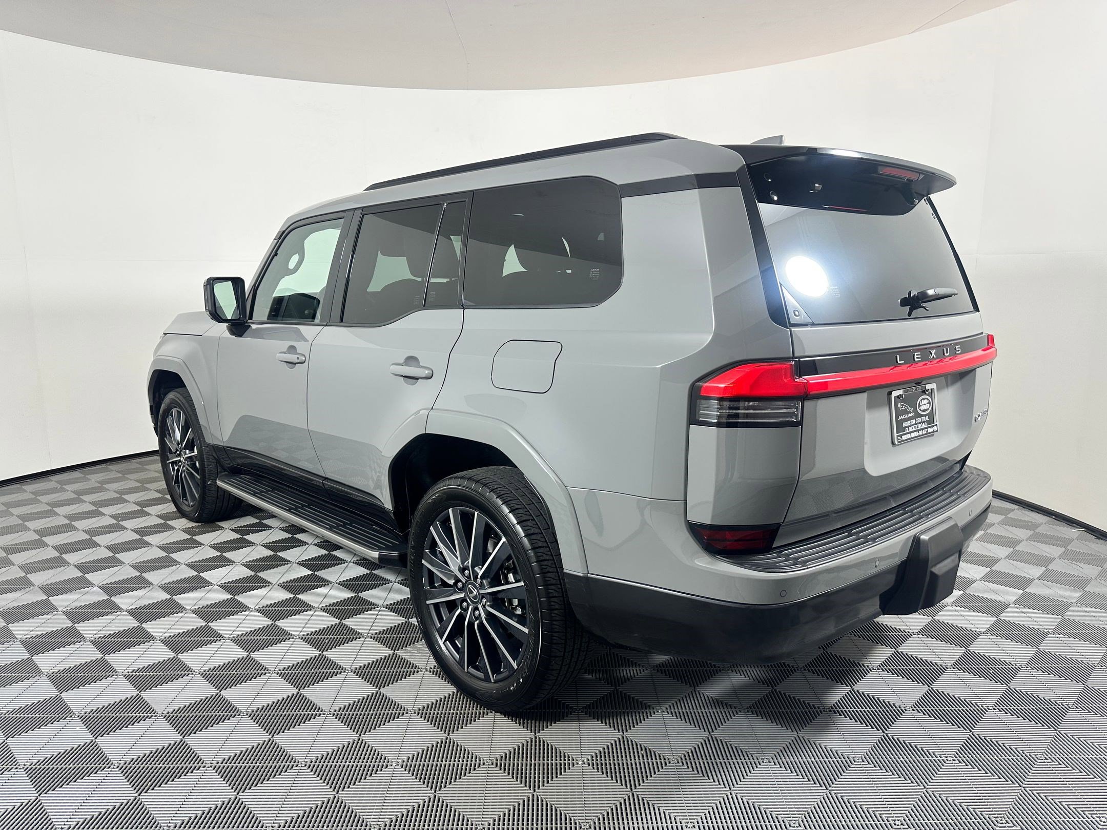 2024 Lexus GX 550 Luxury photo 3
