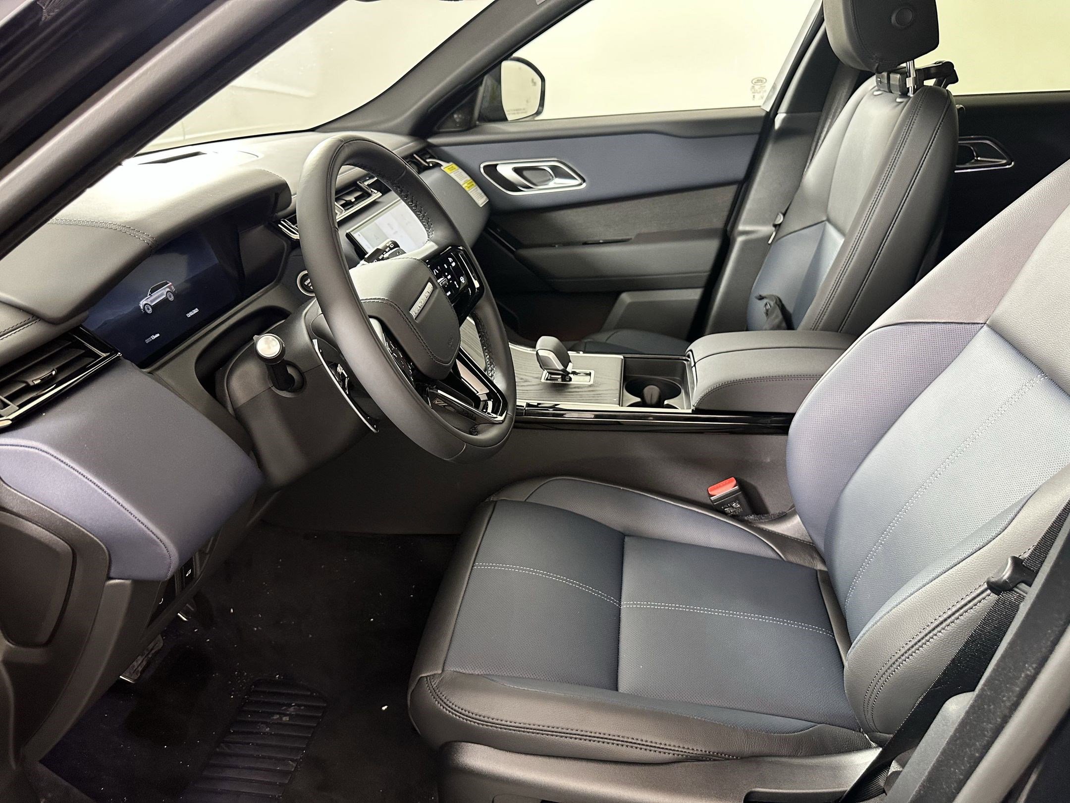 2026 Land Rover Range Rover SE photo 3