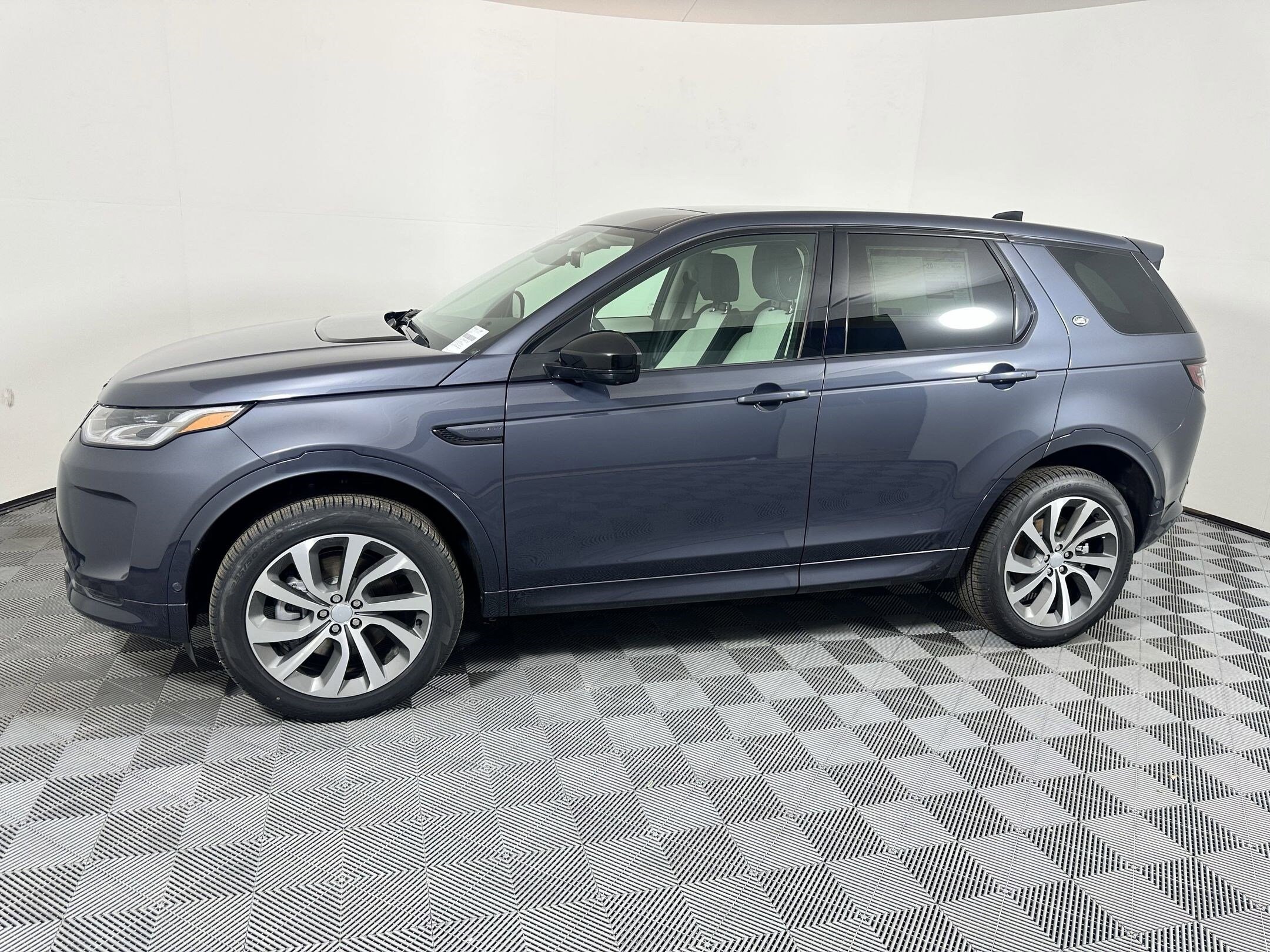 2025 Land Rover Discovery Sport S photo 2