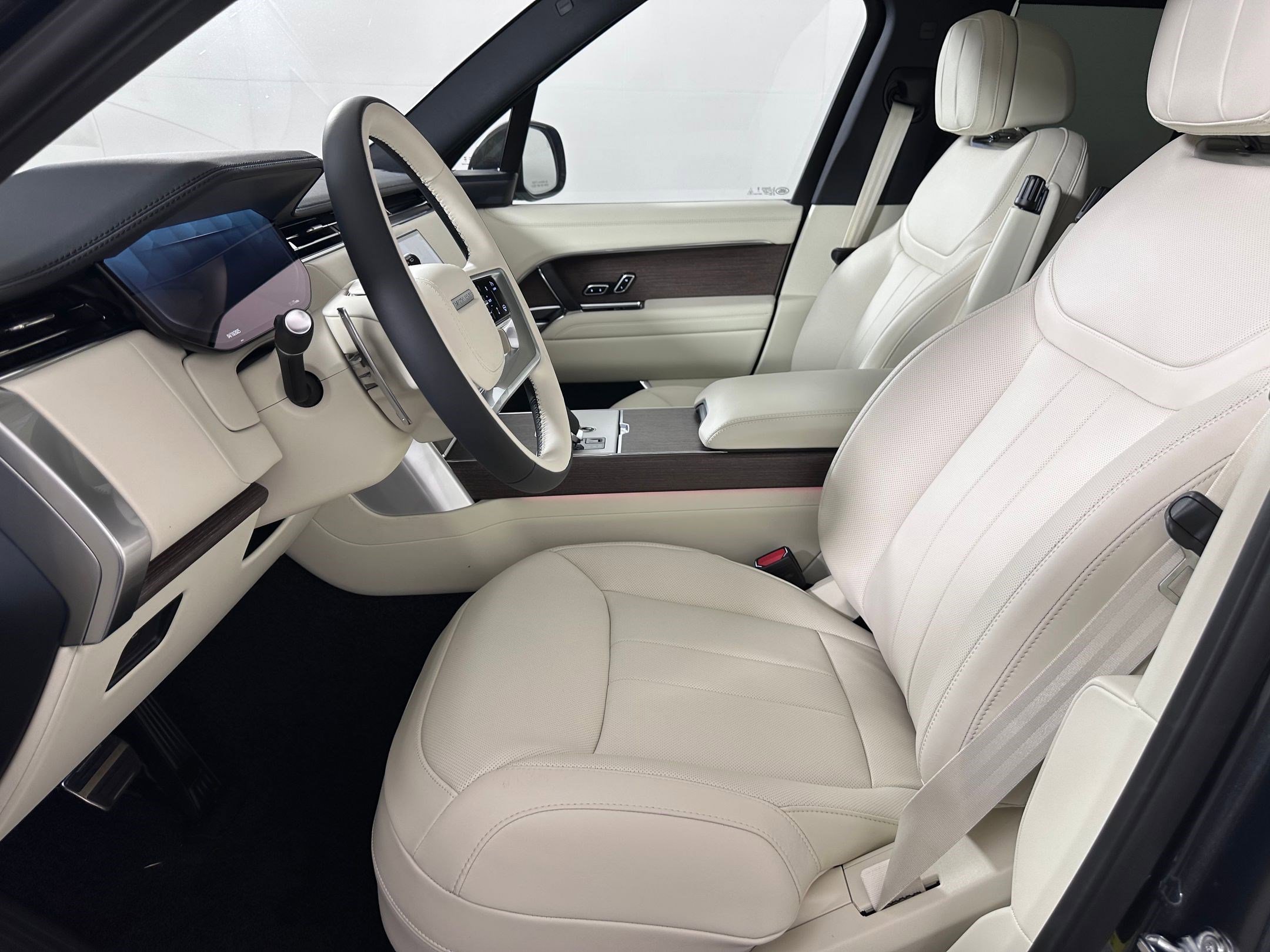 2025 Land Rover Range Rover SE photo 4