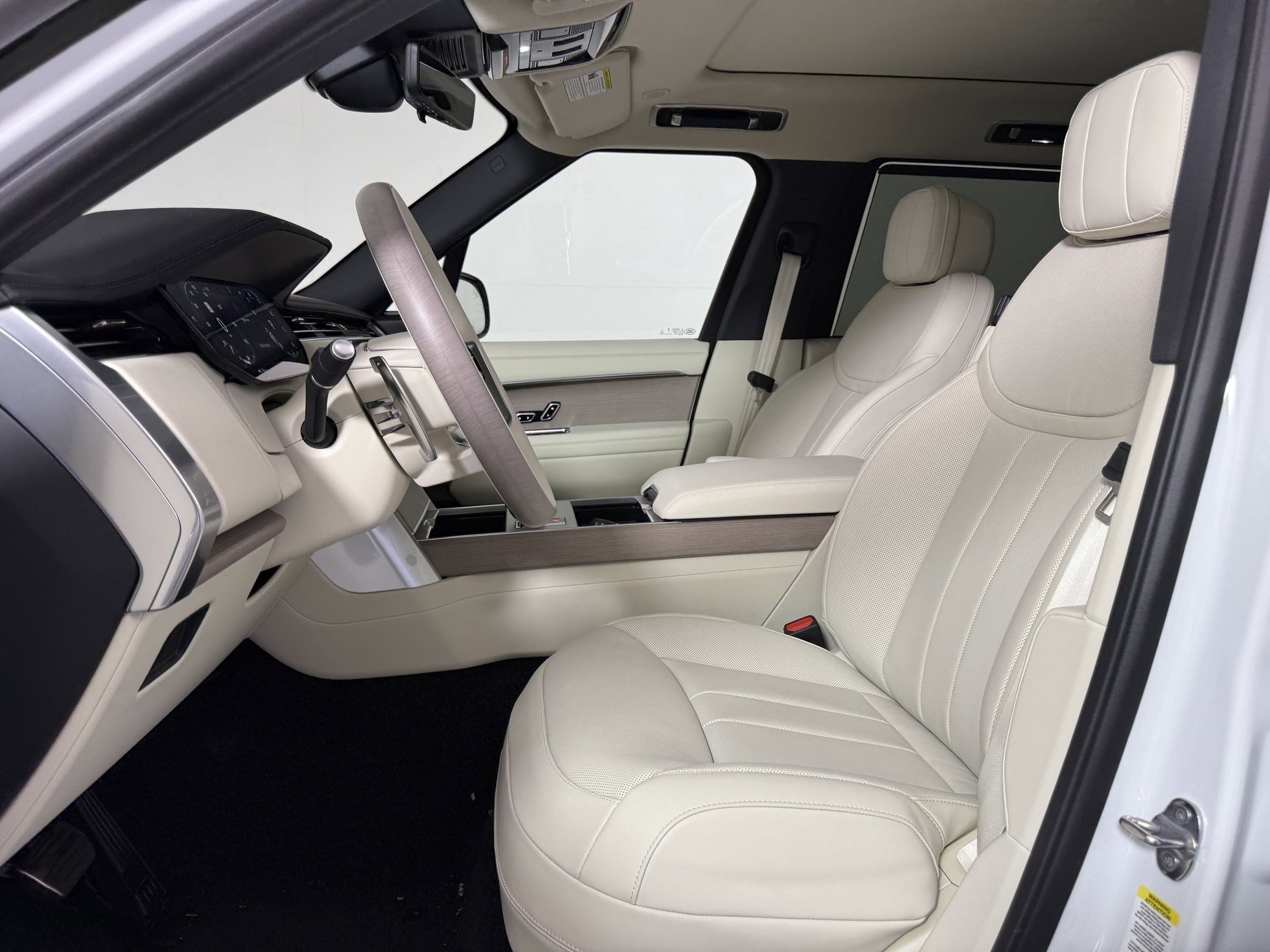 2025 Land Rover Range Rover SE photo 4