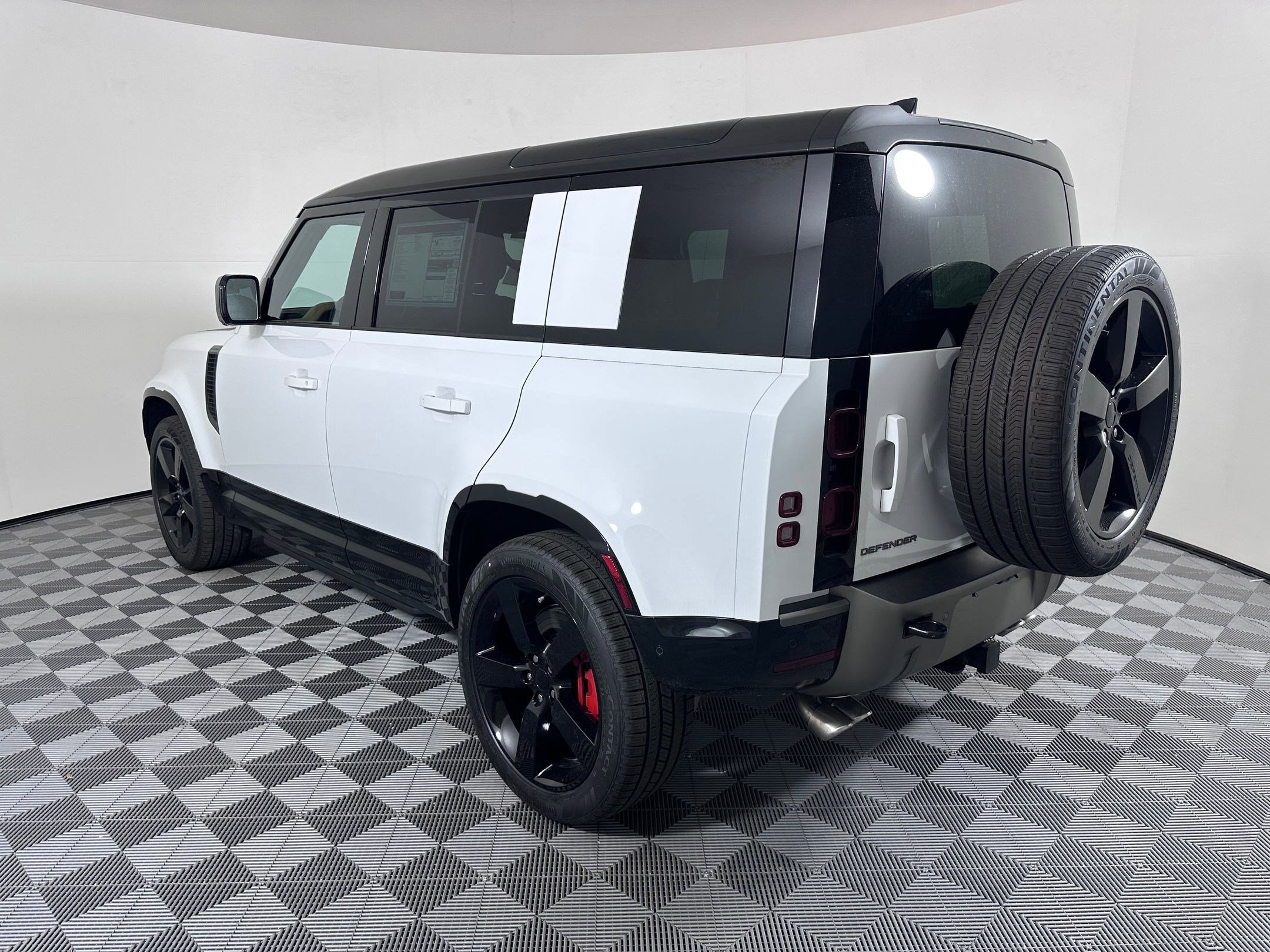 2025 Land Rover Defender 110 X-Dynamic SE photo 2