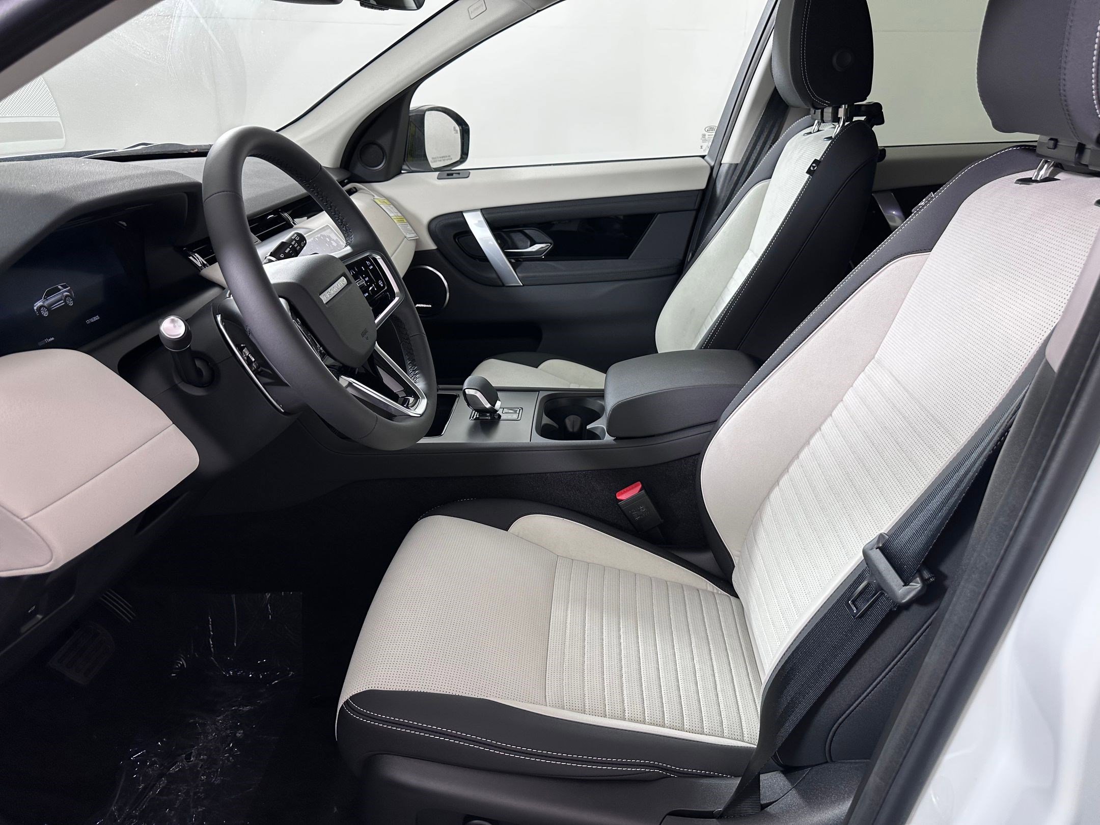 2025 Land Rover Discovery Sport S photo 4