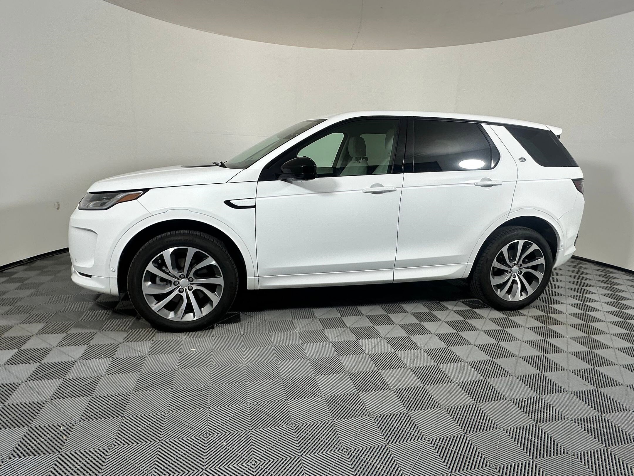 2025 Land Rover Discovery Sport S photo 2