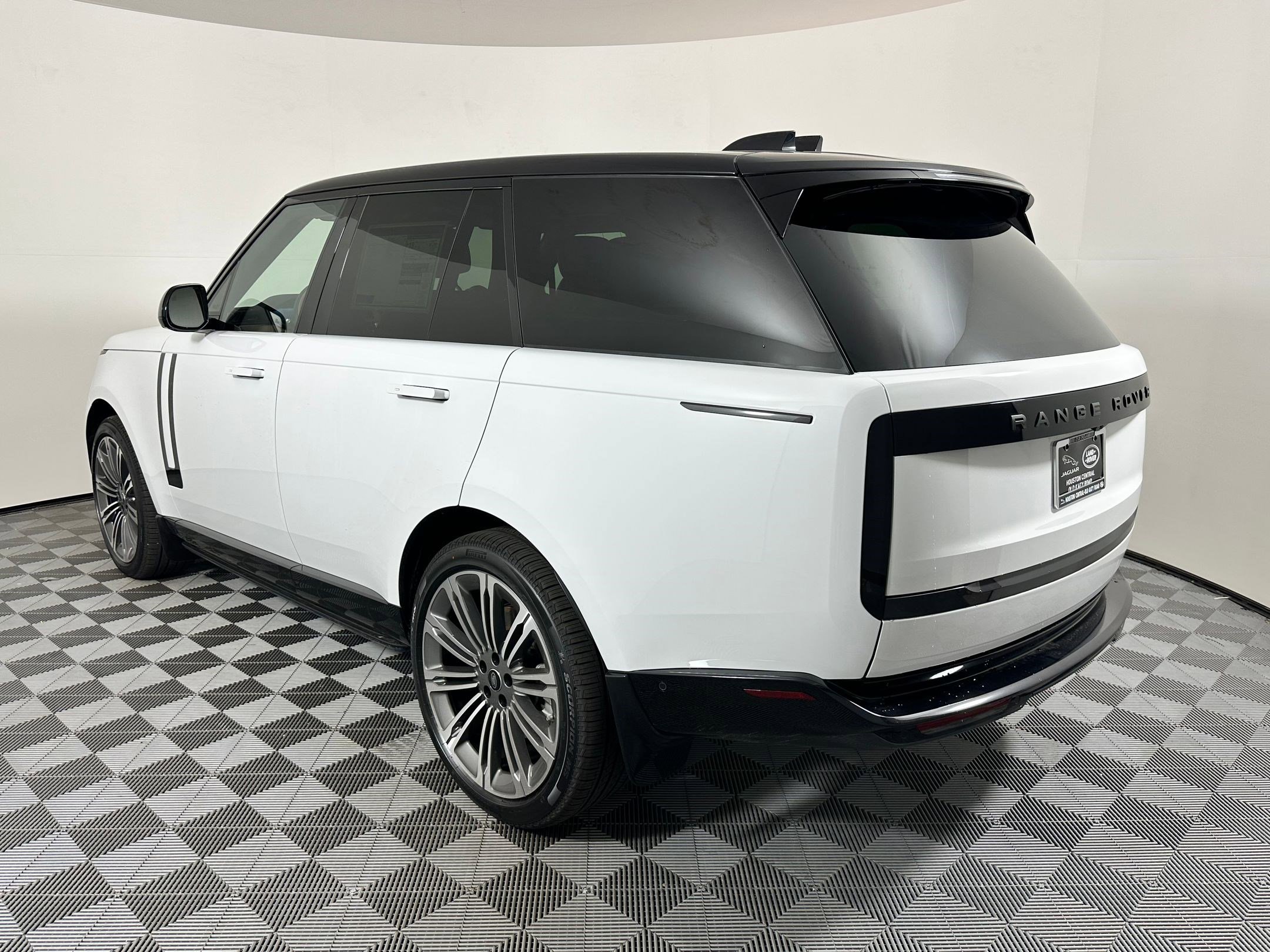 2025 Land Rover Range Rover SE photo 3