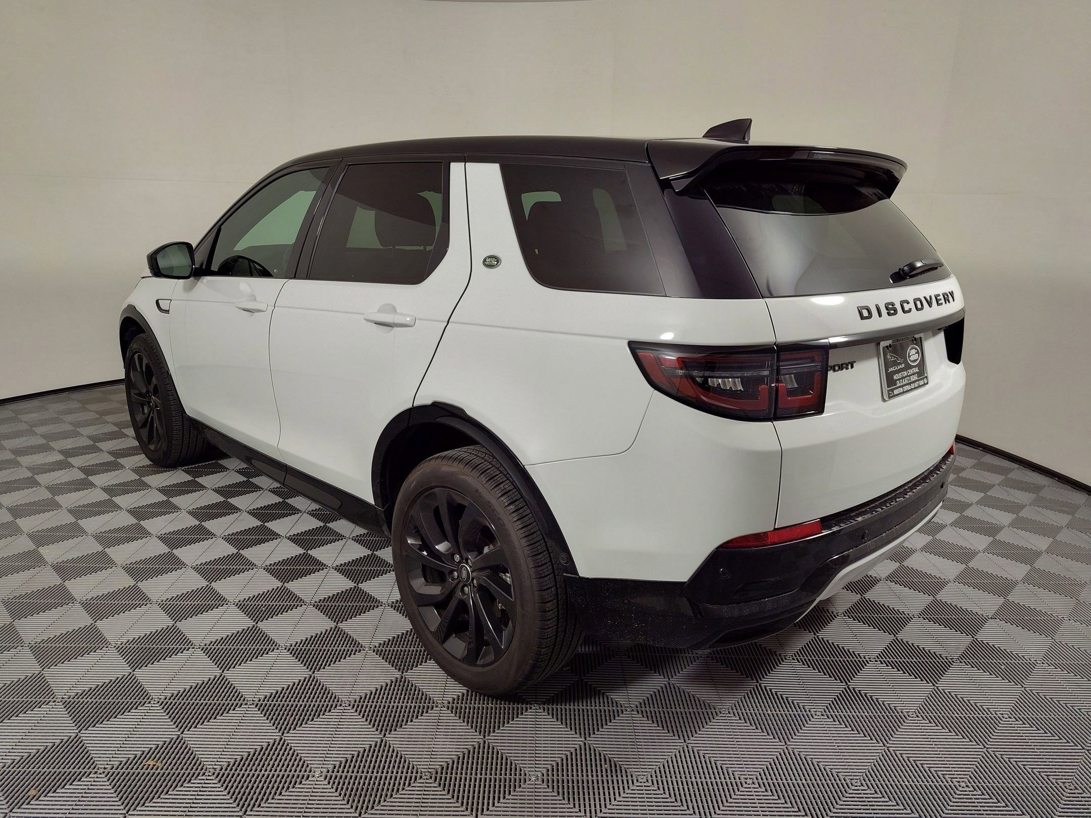 2025 Land Rover Discovery Sport Dynamic SE photo 2