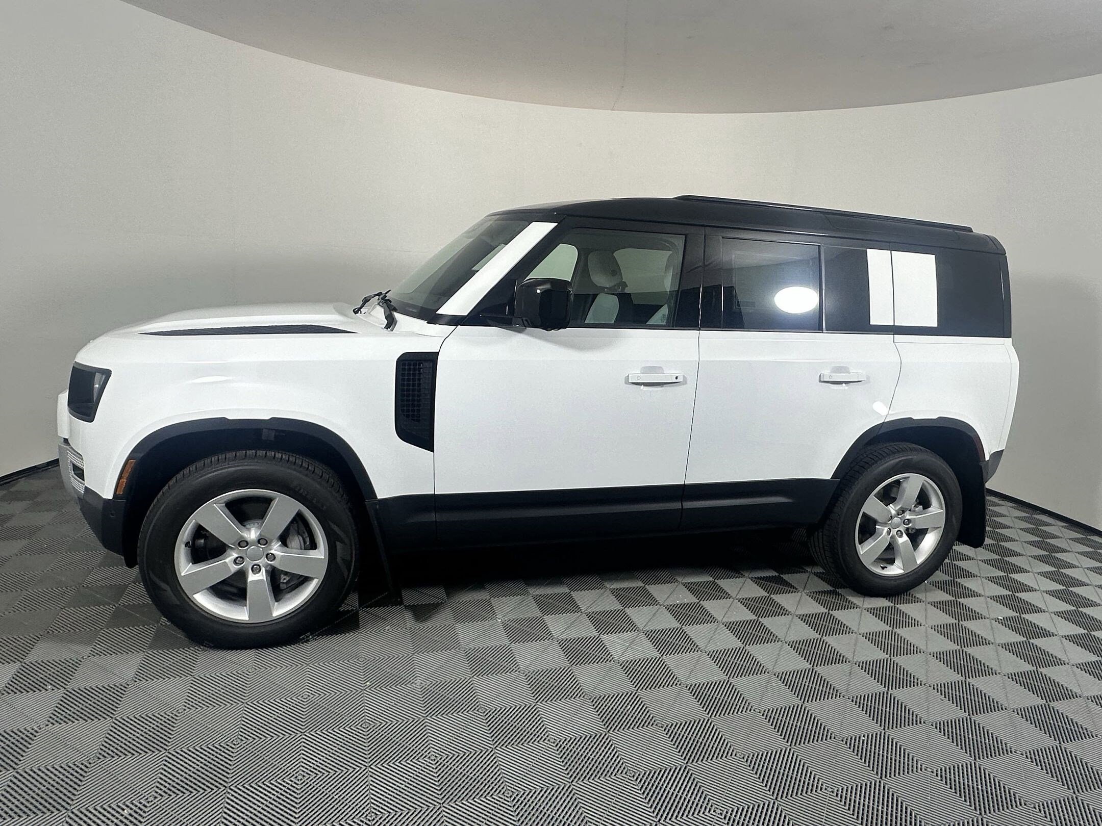 2025 Land Rover Defender S photo 2