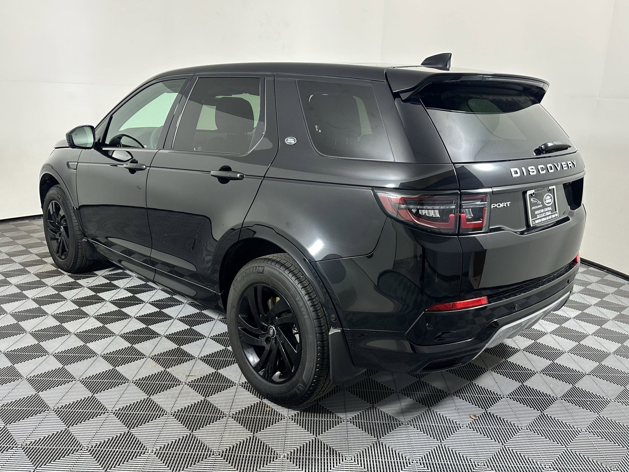 2025 Land Rover Discovery Sport S photo 2