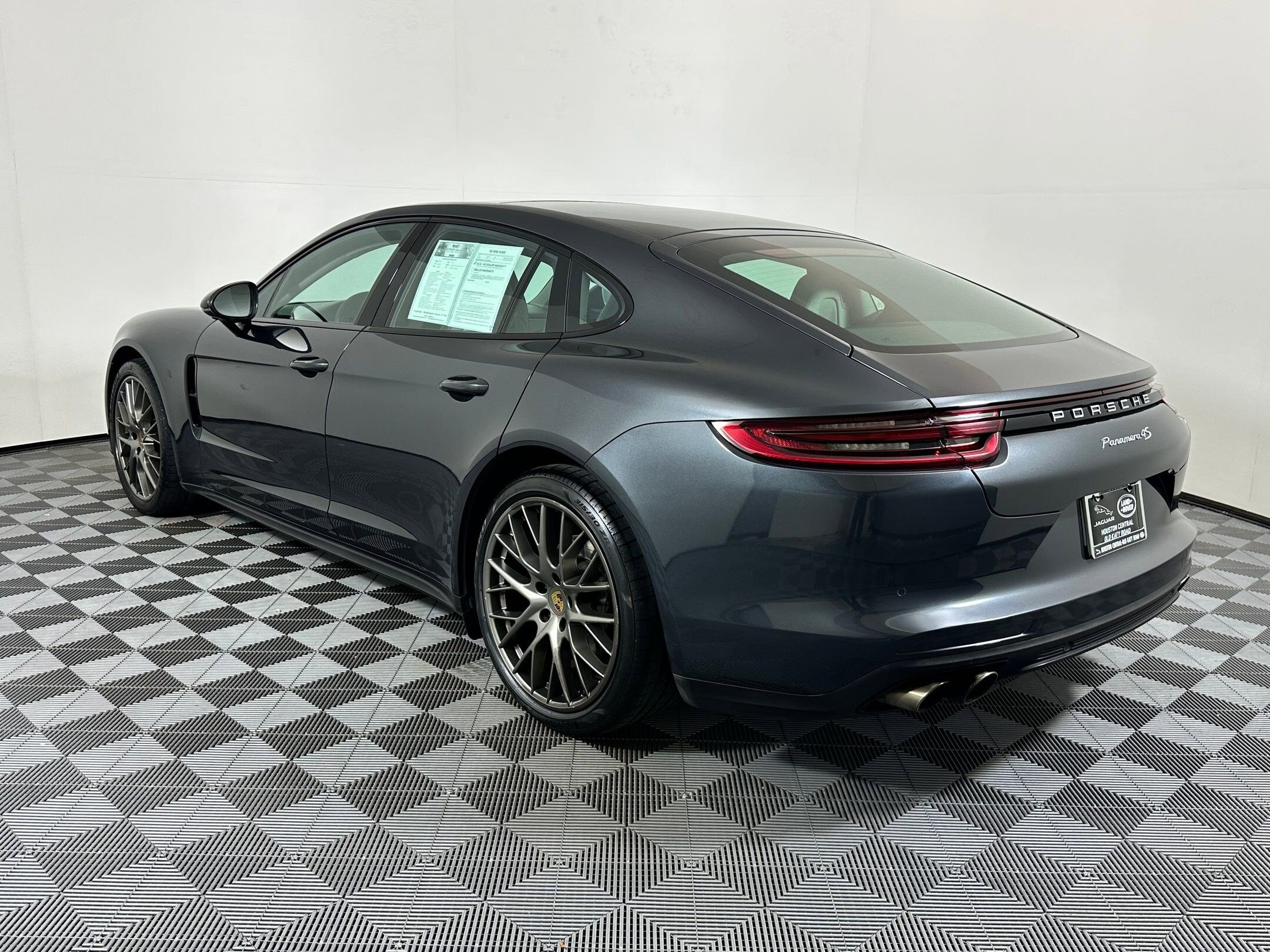 2018 Porsche Panamera 4S photo 3