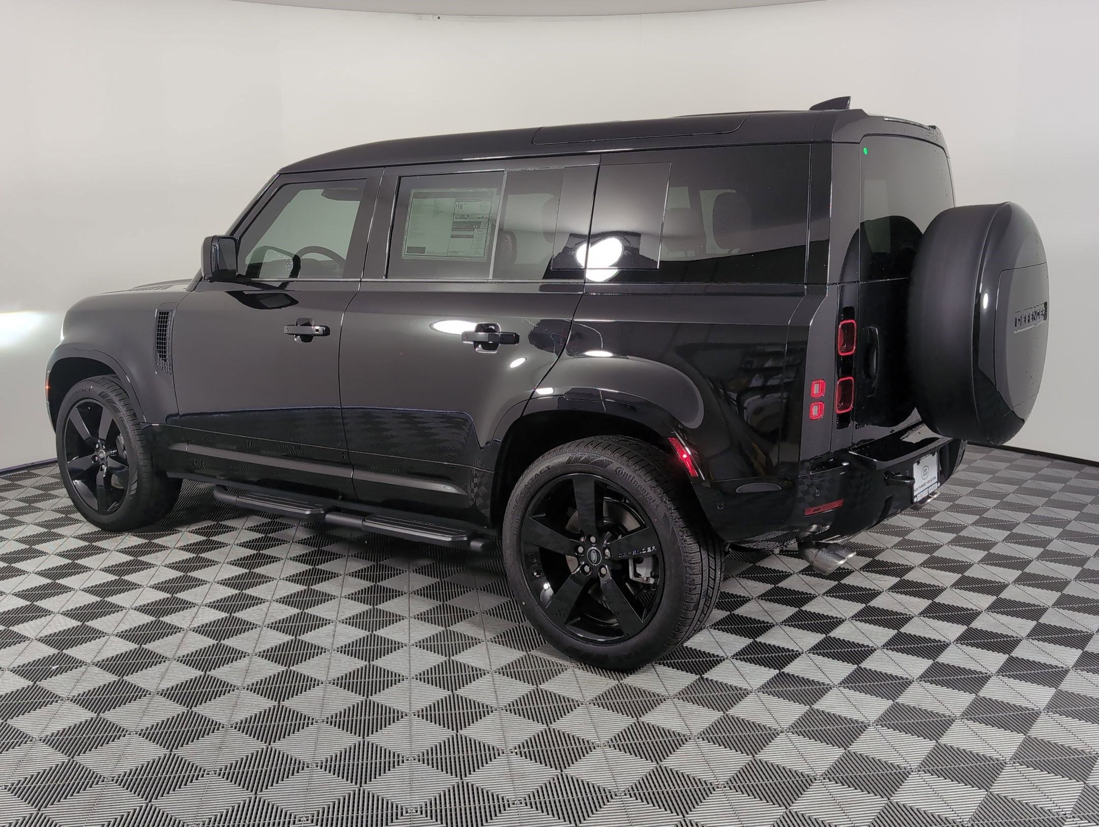 2025 Land Rover Defender 110 X-Dynamic SE photo 3