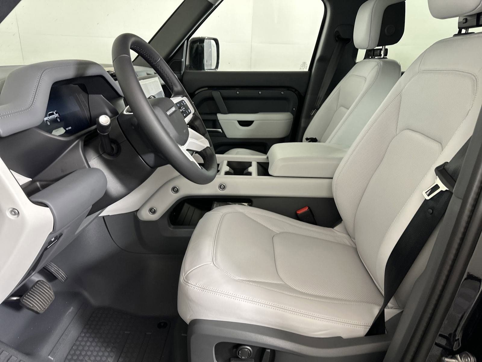 2025 Land Rover Defender 110 S photo 3