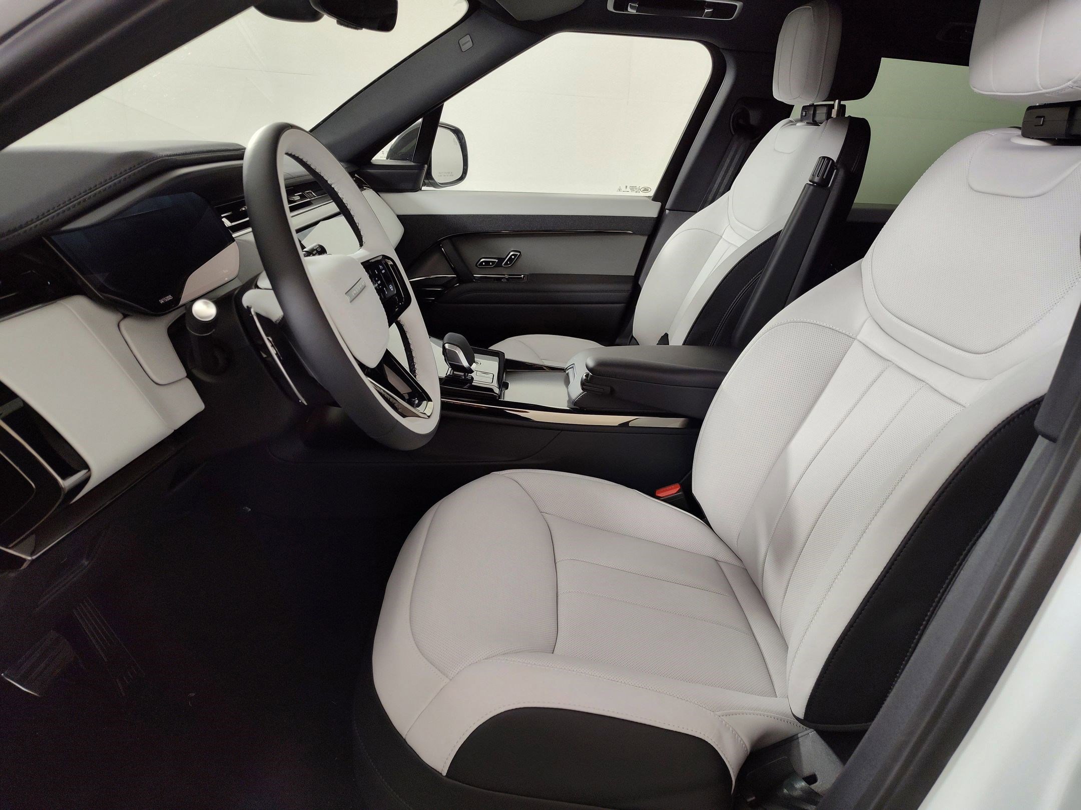 2025 Land Rover Range Rover Sport SE photo 2