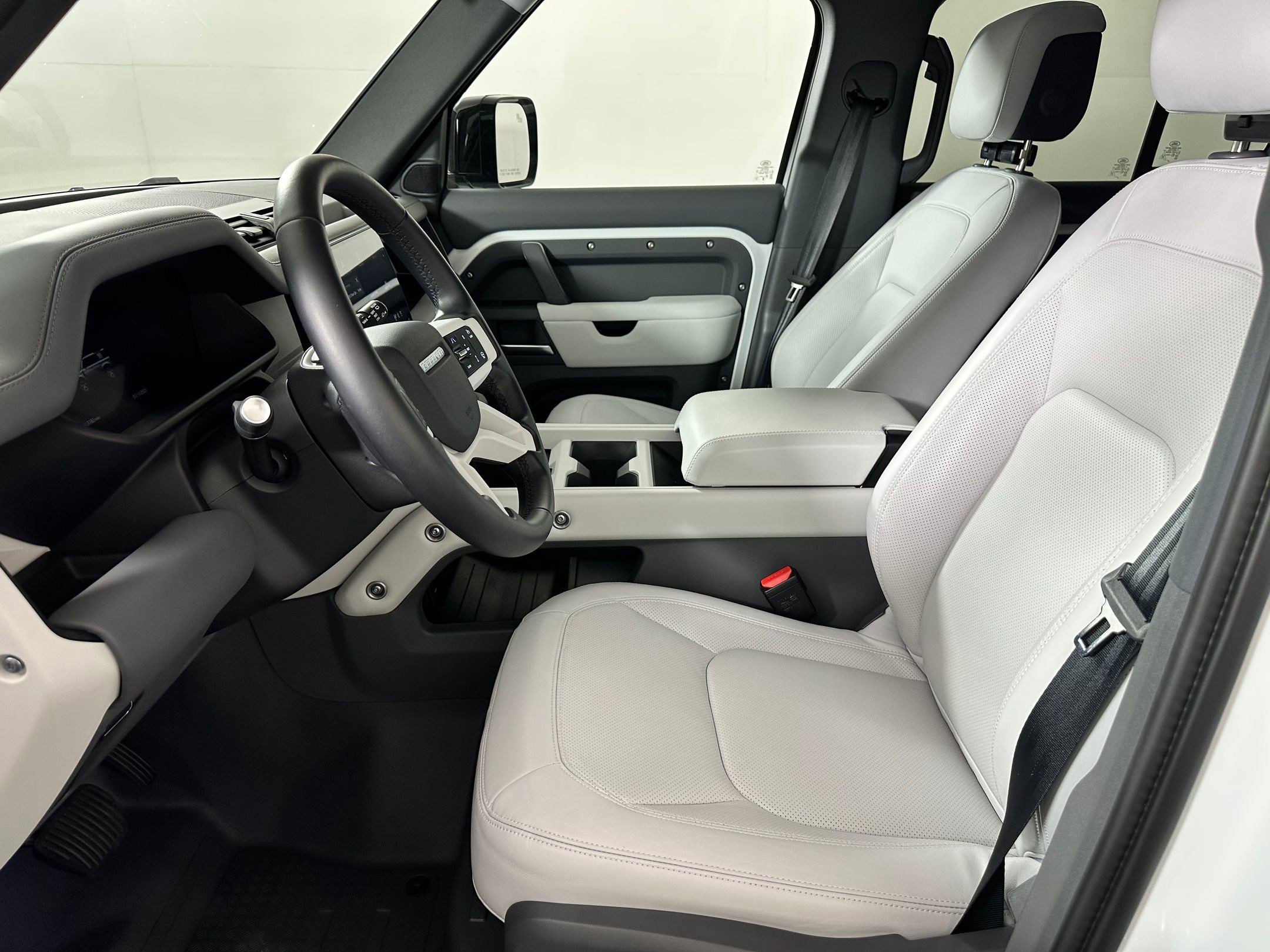 2025 Land Rover Defender 110 S photo 4