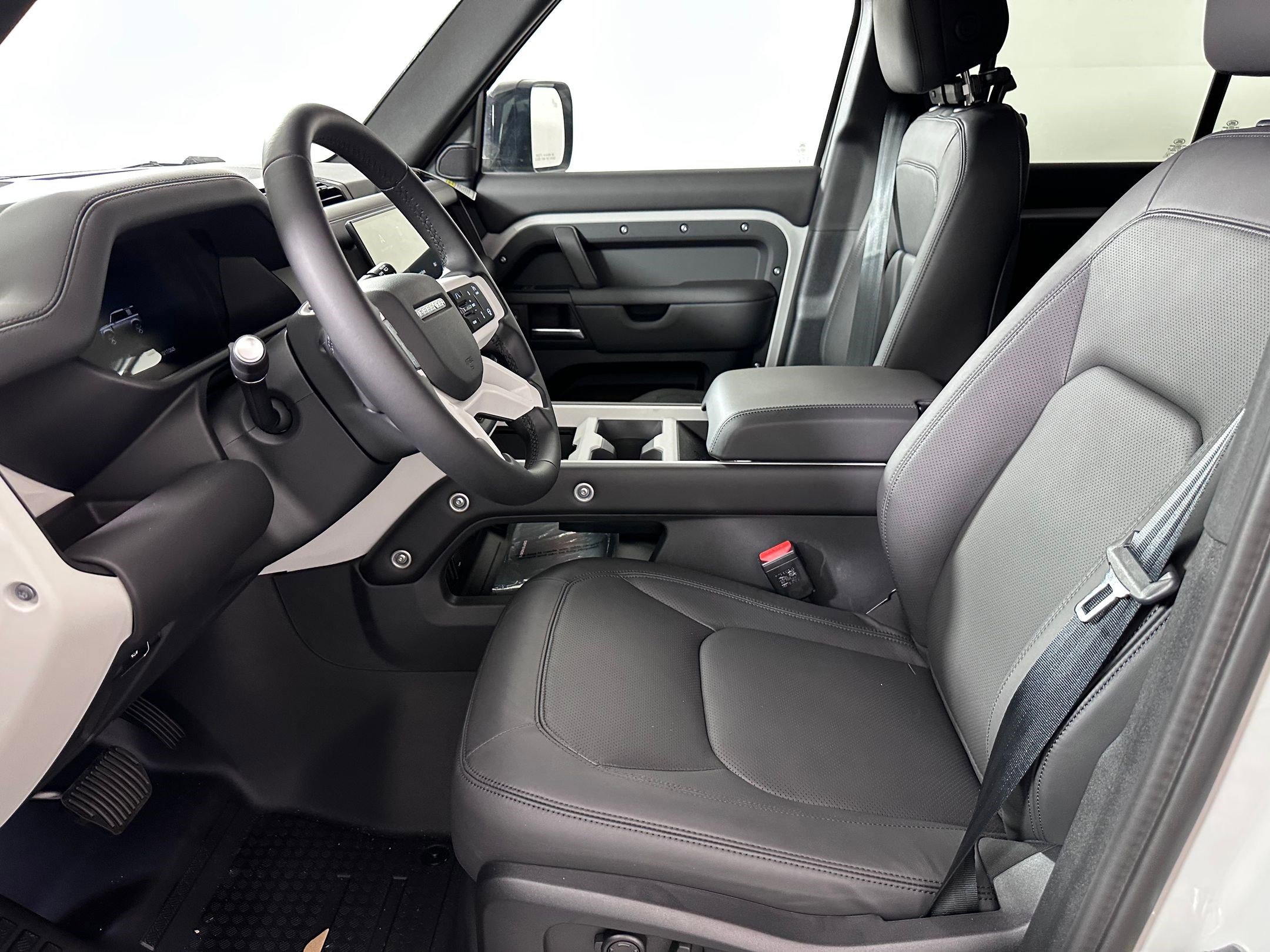 2026 Land Rover Defender 110 X-Dynamic SE photo 3