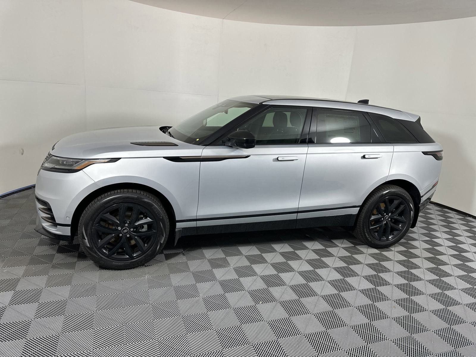 2025 Land Rover Range Rover Velar SE photo 2