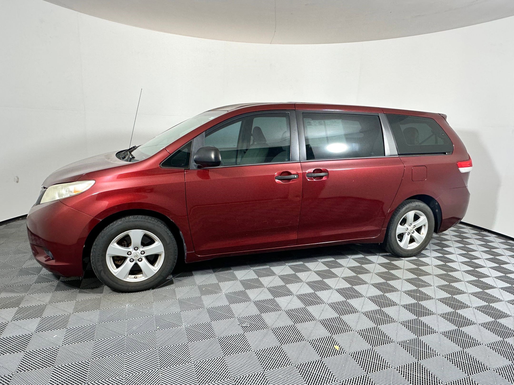 2014 Toyota Sienna L photo 2