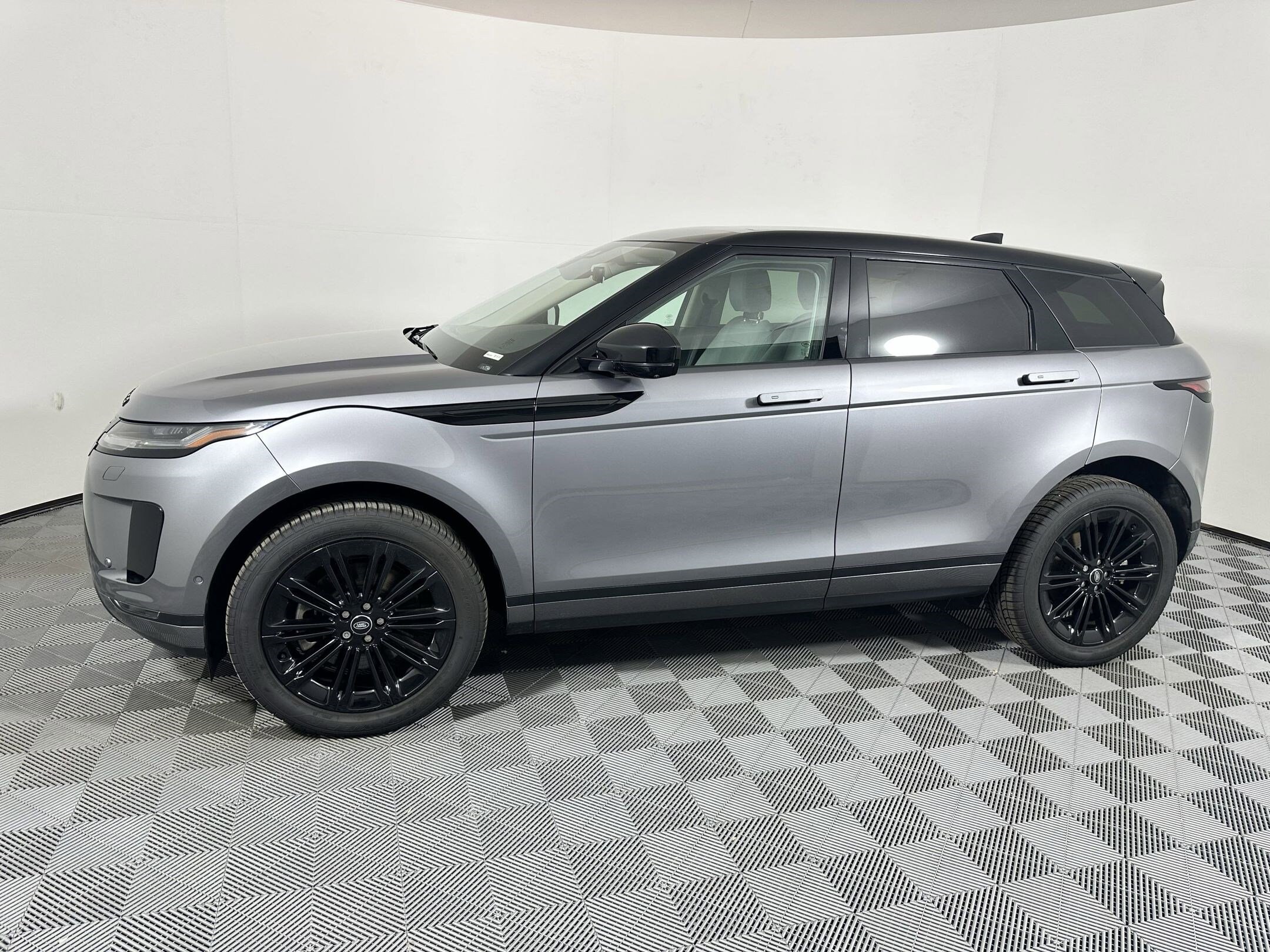 2025 Land Rover Range Rover Evoque S photo 2