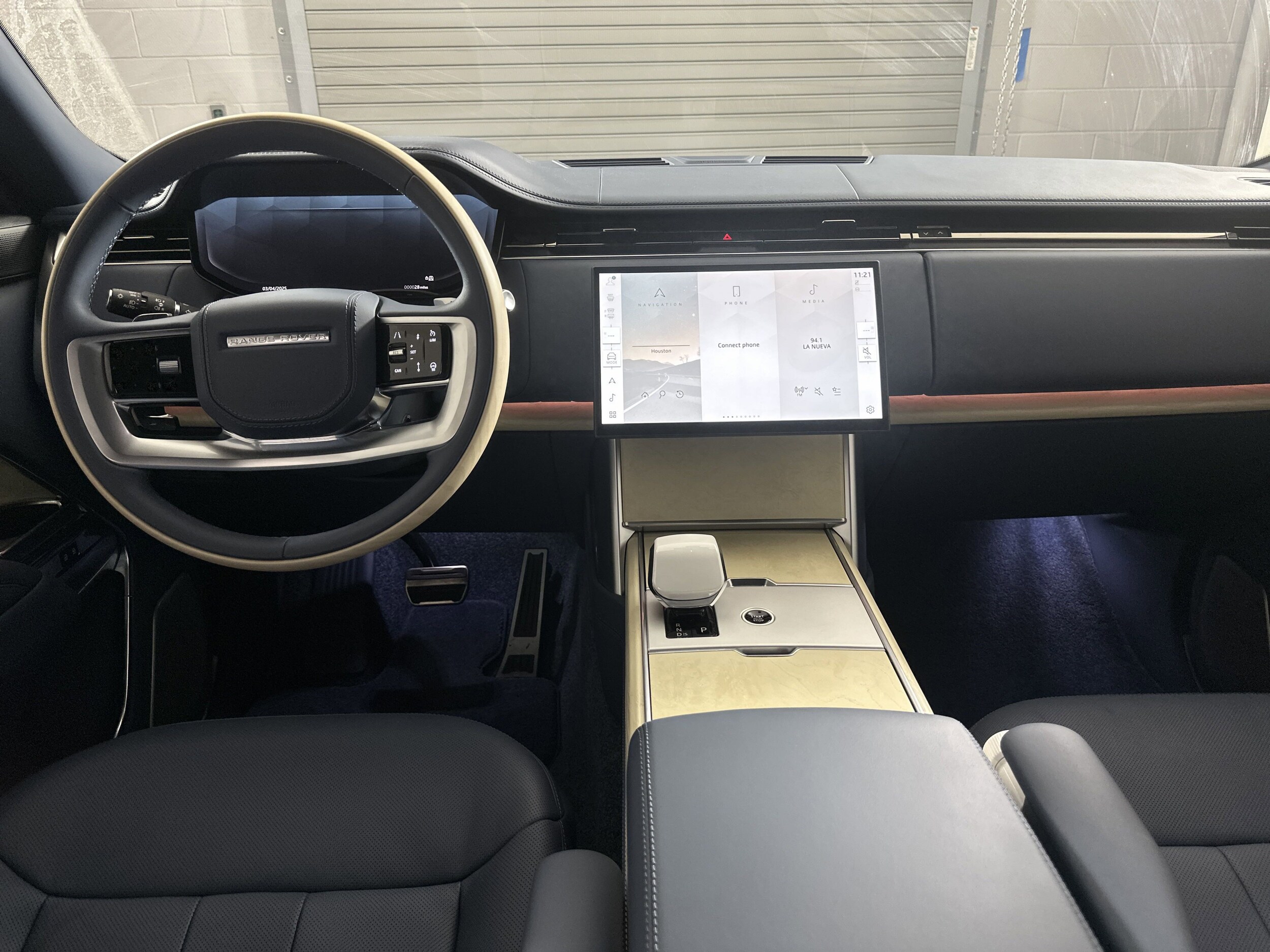 2025 Land Rover Range Rover SV photo 4