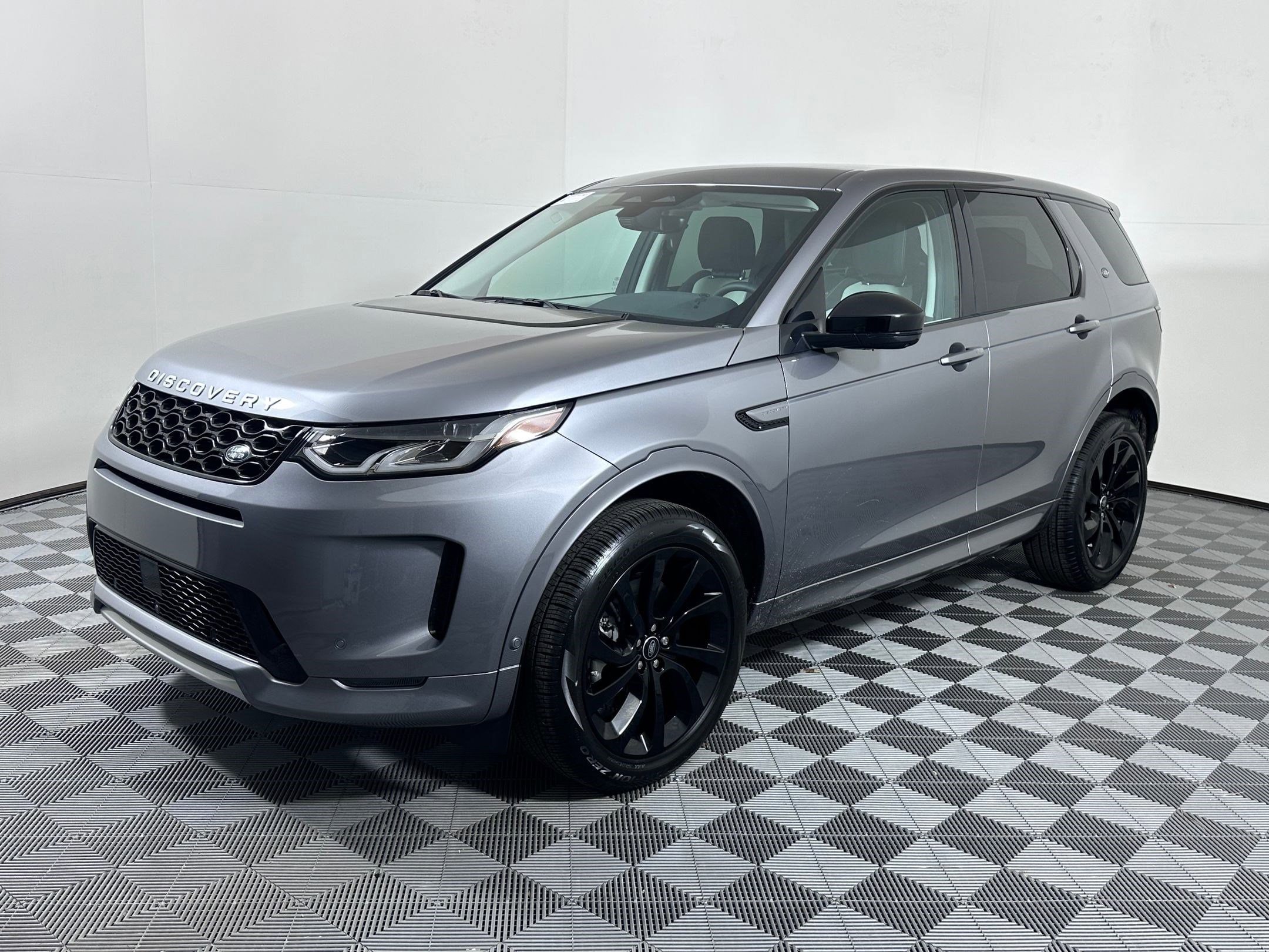 2025 Land Rover Discovery Sport S's photo