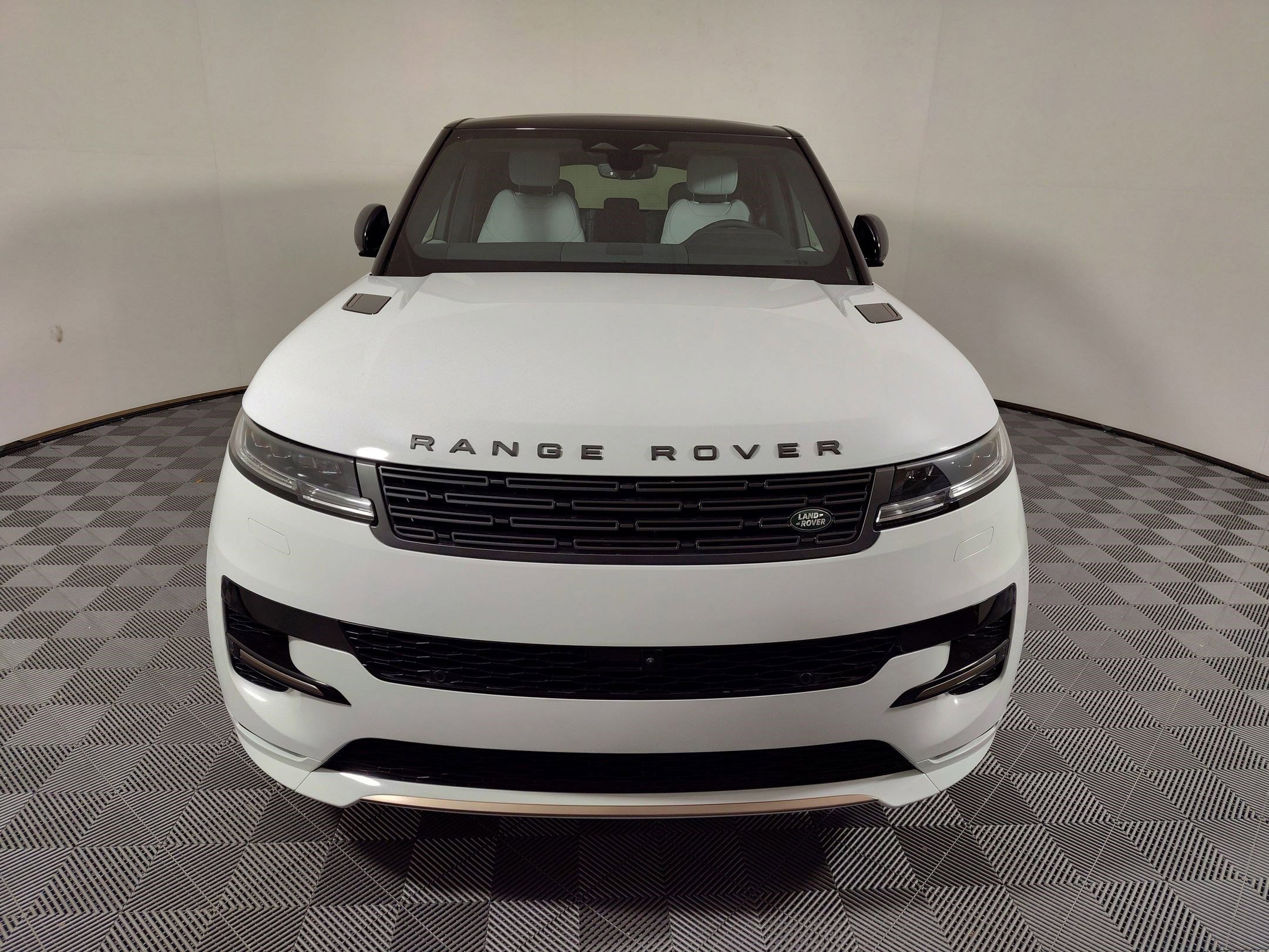2025 Land Rover Range Rover Sport SE photo 3