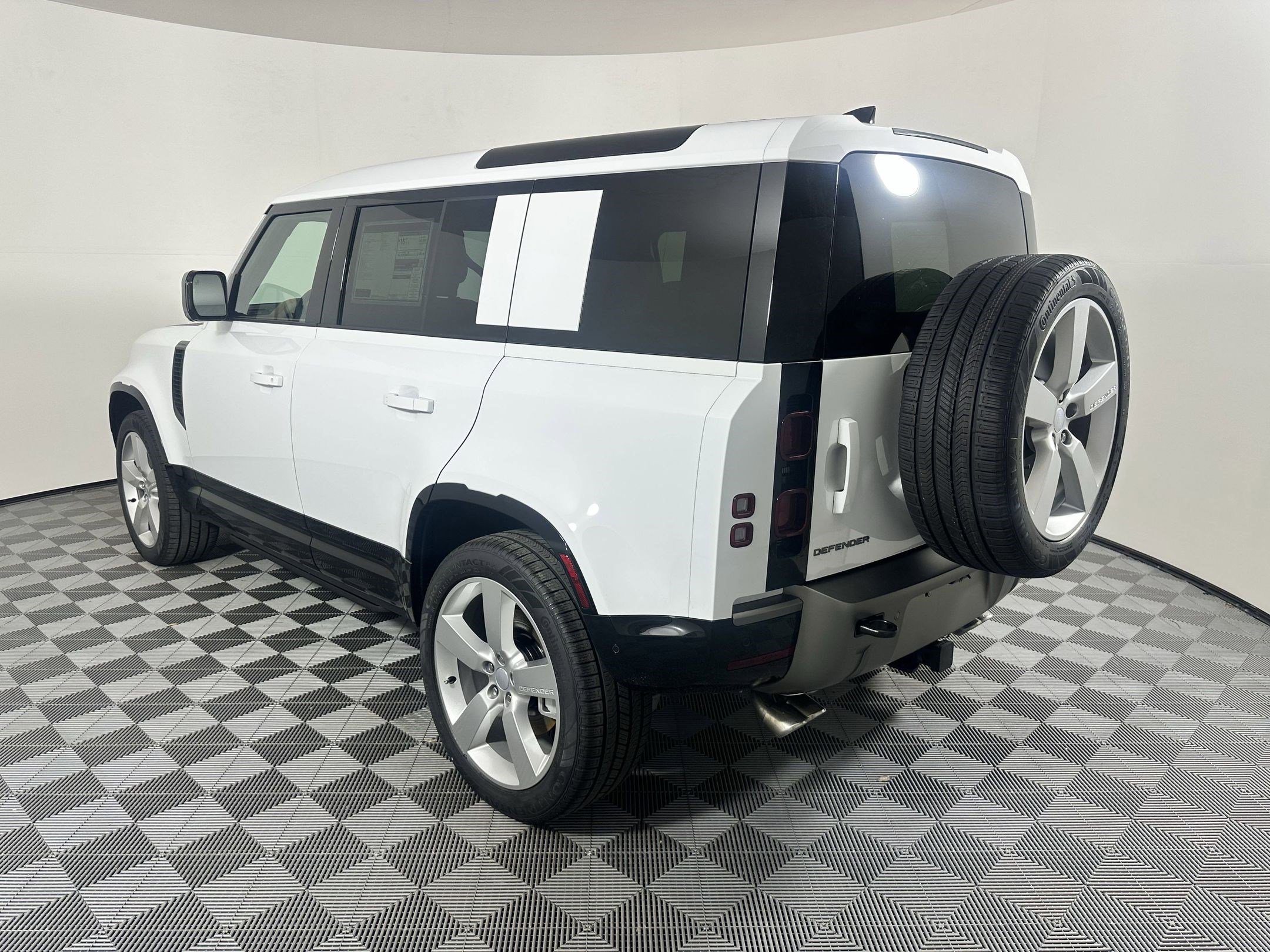 2025 Land Rover Defender 110 X-Dynamic SE photo 3