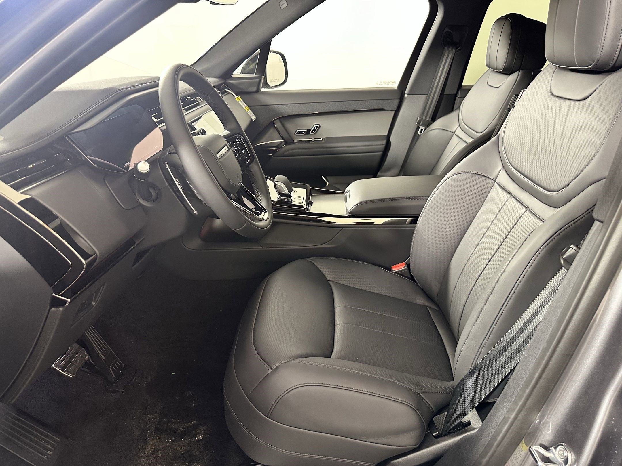 2025 Land Rover Range Rover Sport SE photo 3