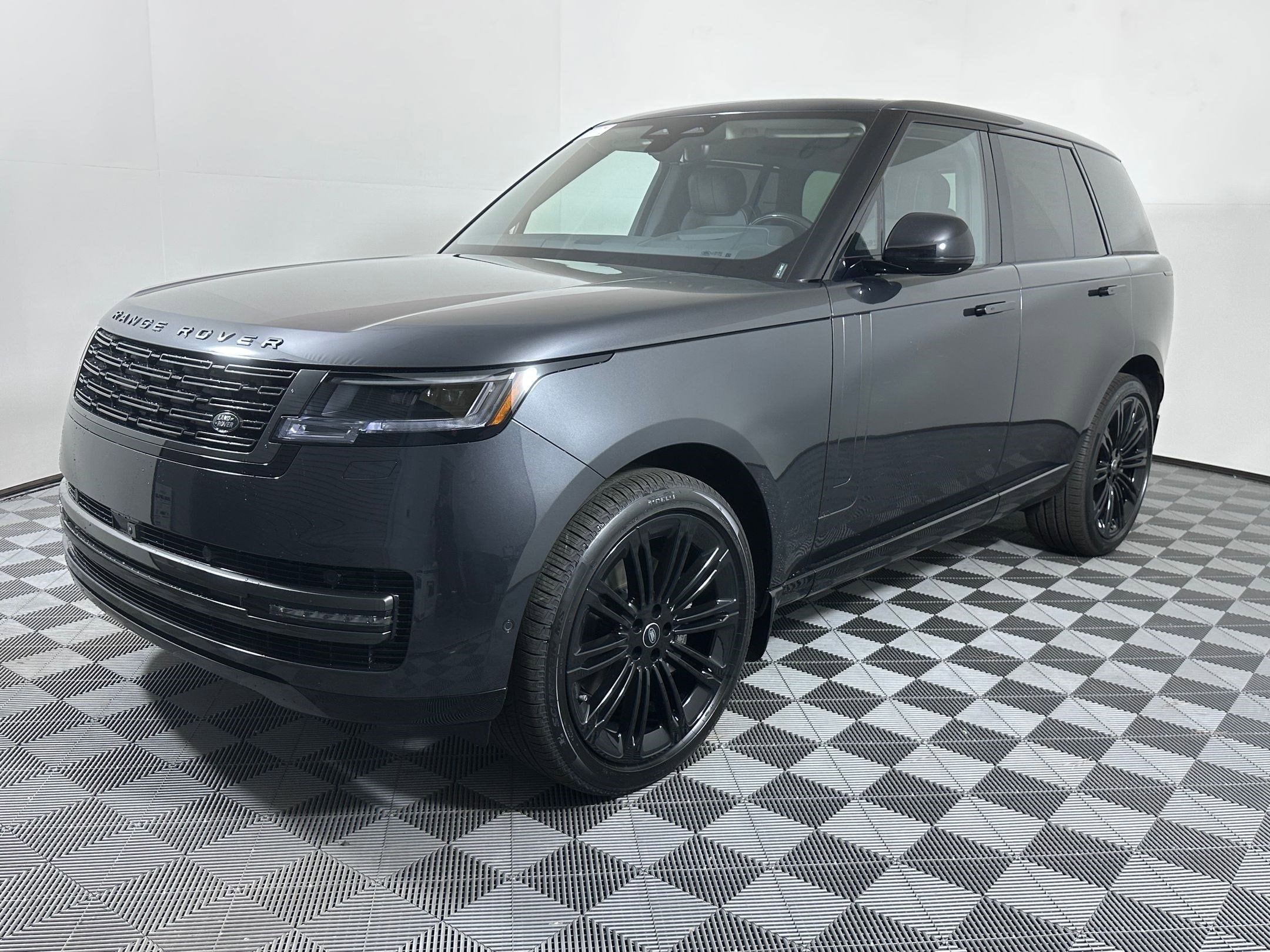 2025 Land Rover Range Rover SE's photo