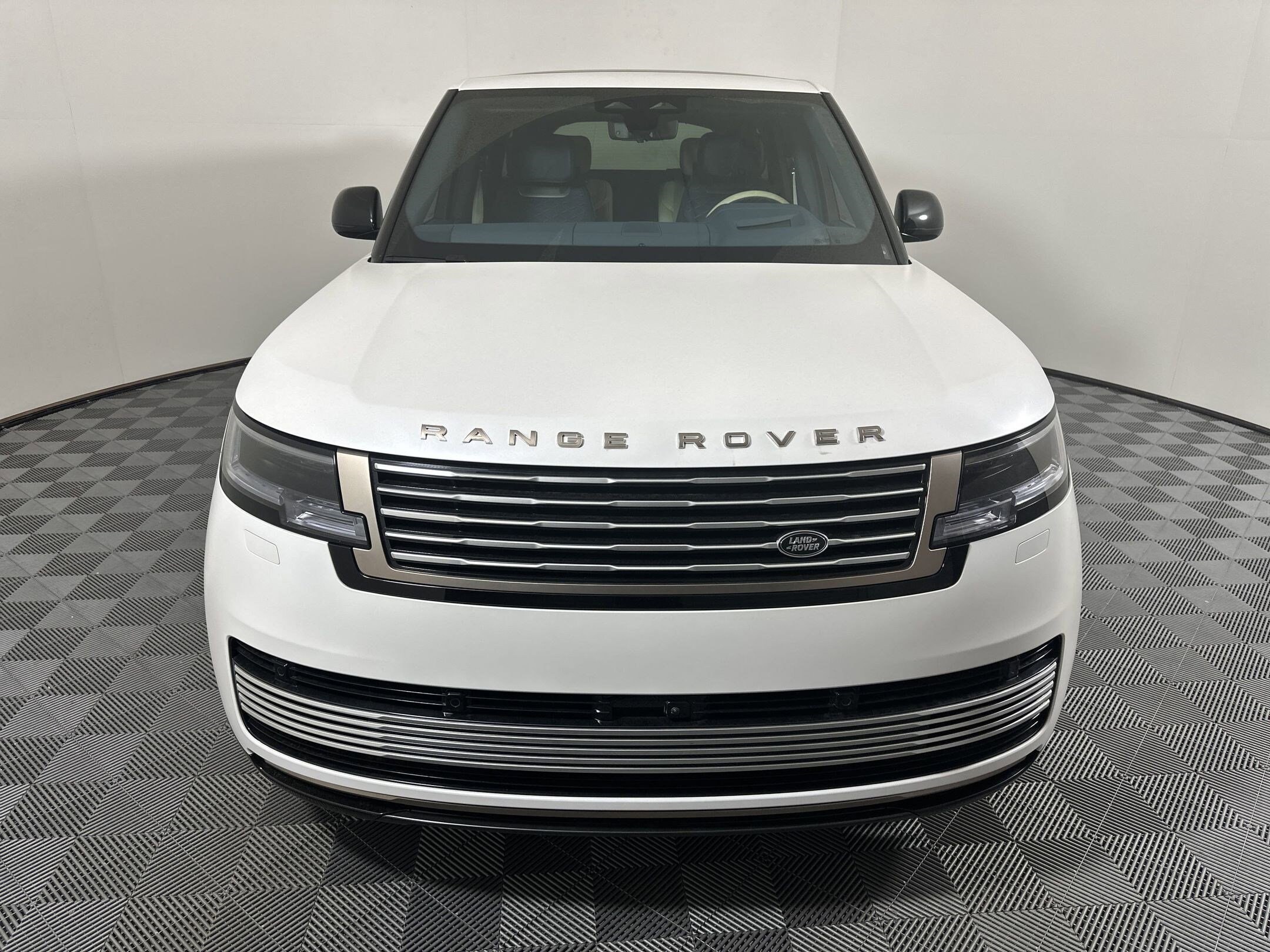 2025 Land Rover Range Rover SV photo 4