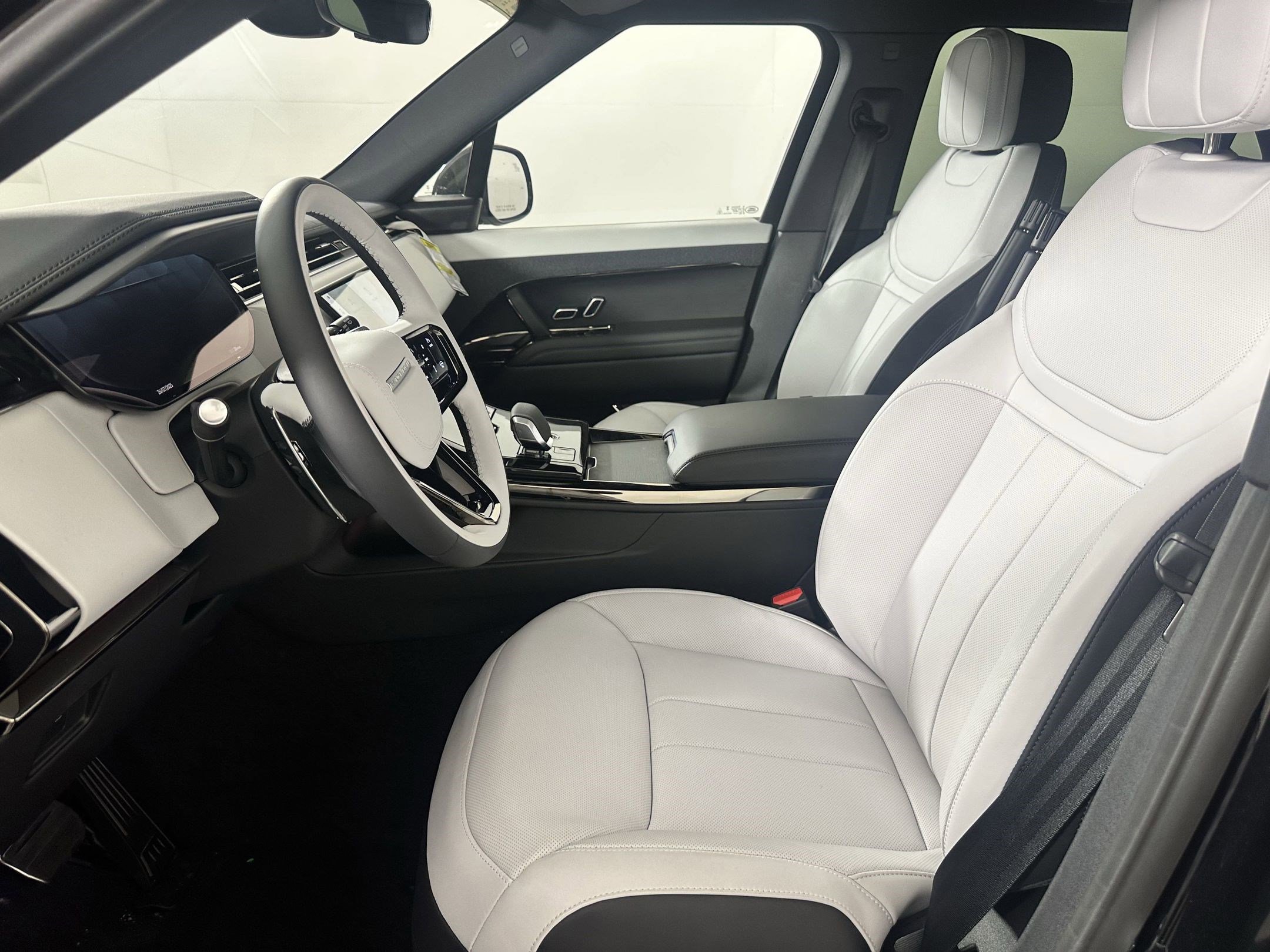2025 Land Rover Range Rover Sport SE photo 3