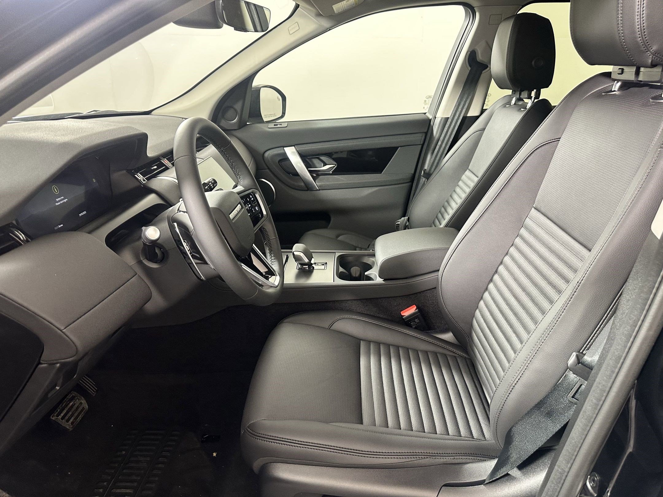 2025 Land Rover Discovery Sport S photo 4