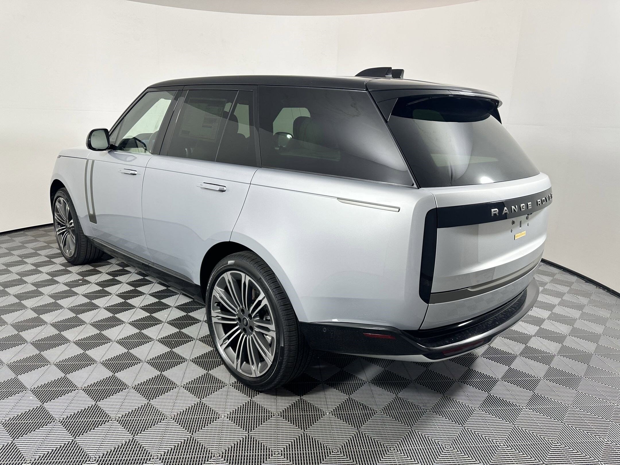2025 Land Rover Range Rover SE photo 2