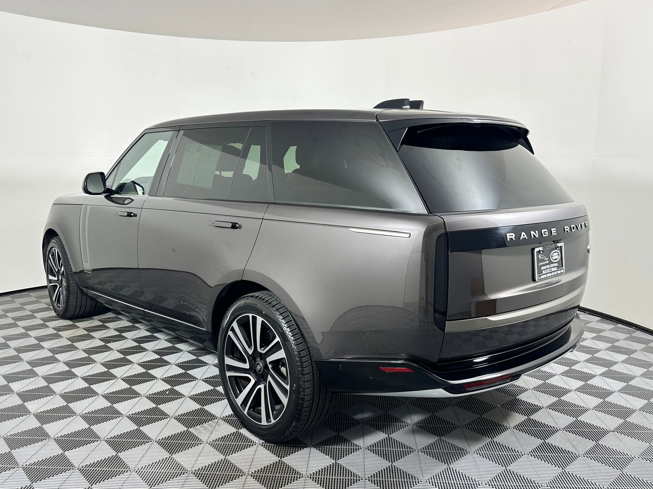 2023 Land Rover Range Rover SE photo 2