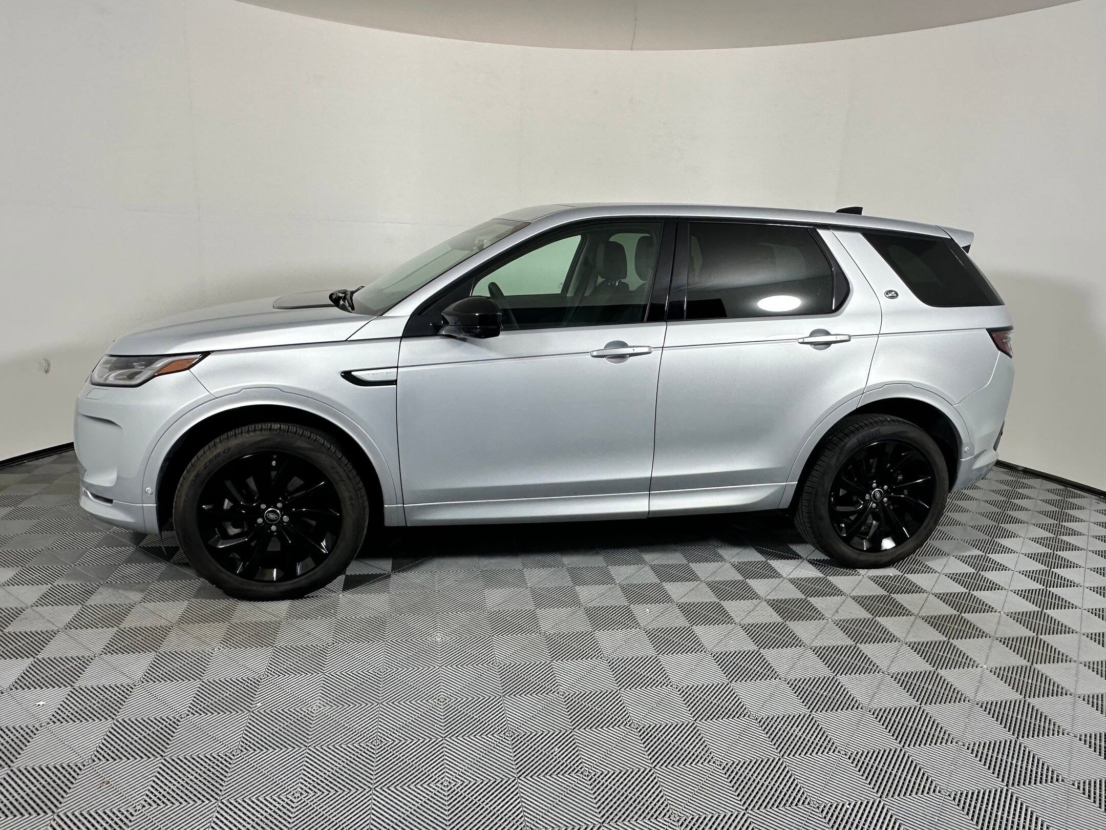 2025 Land Rover Discovery Sport S photo 2