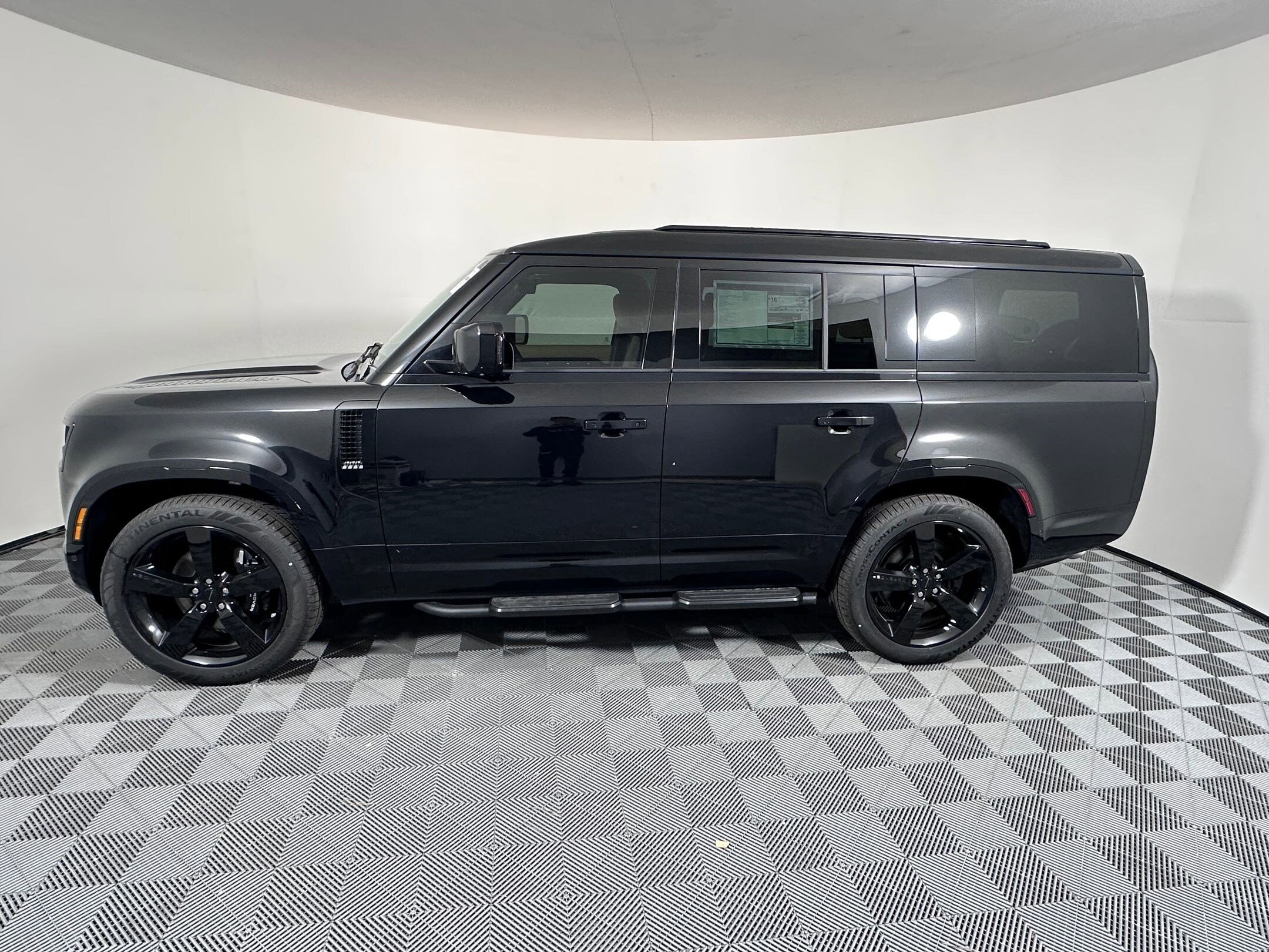 2026 Land Rover Defender 130 V8 photo 2