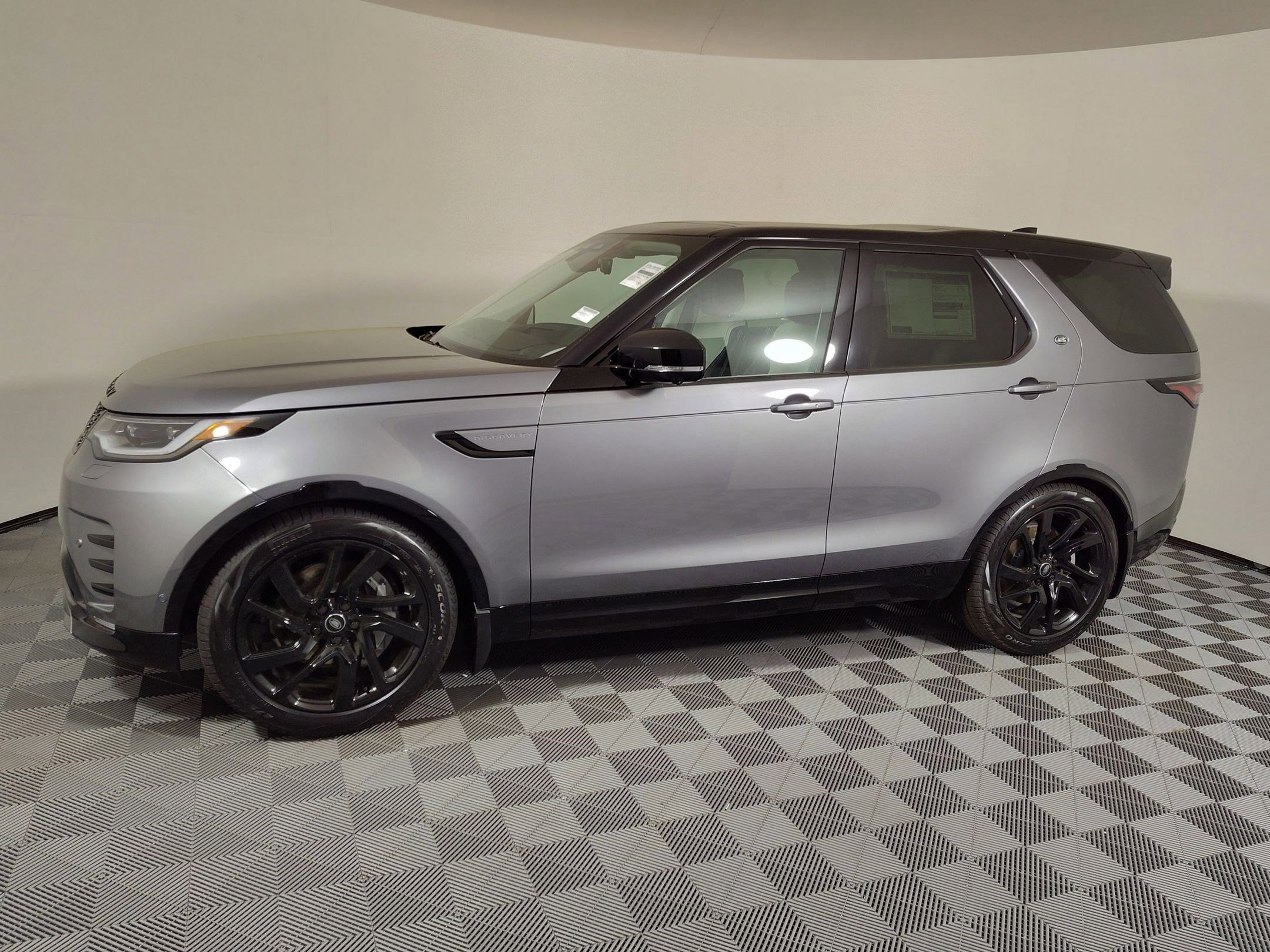 2025 Land Rover Discovery SE photo 2