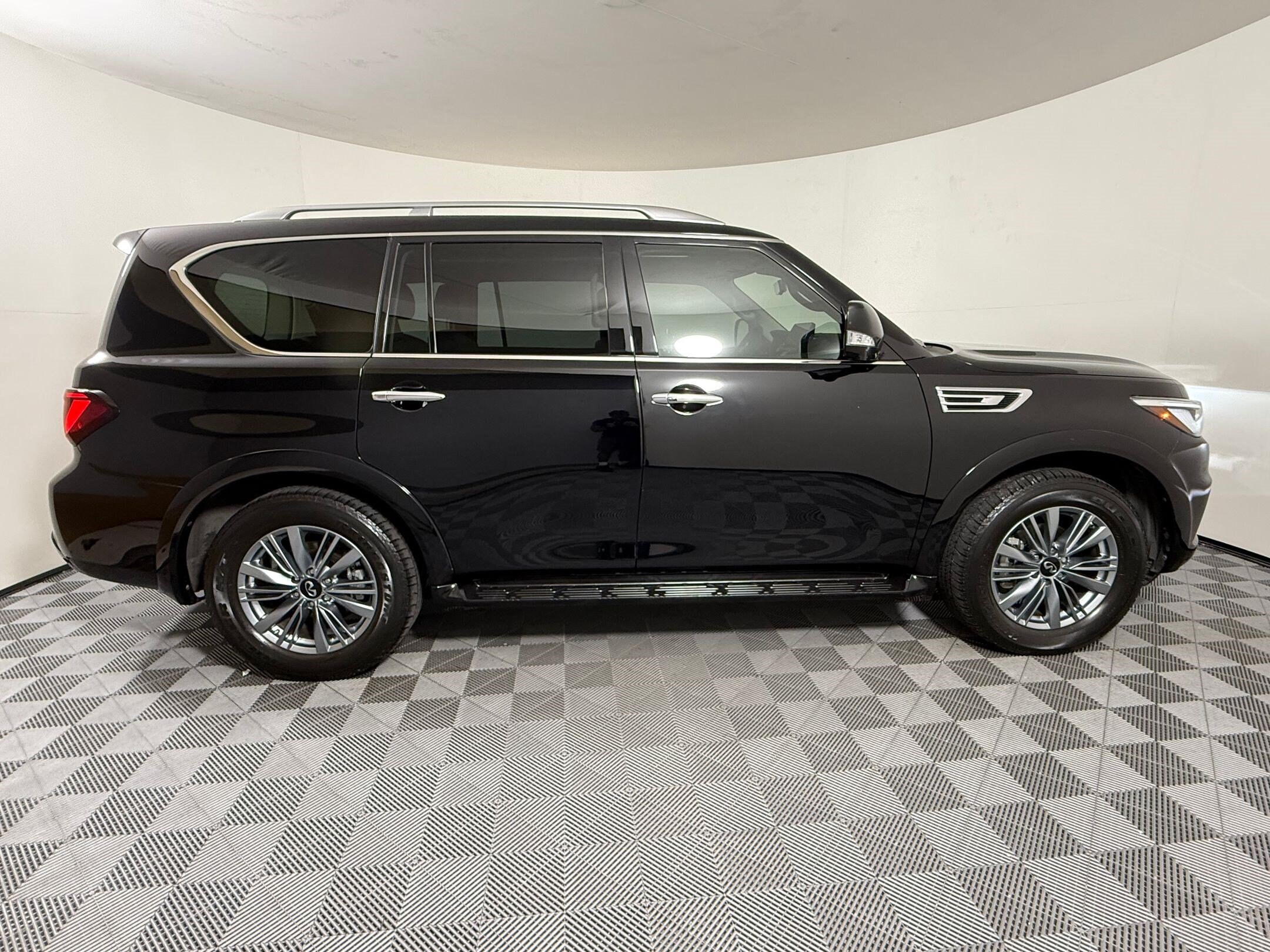 QX80 LUXE SUV