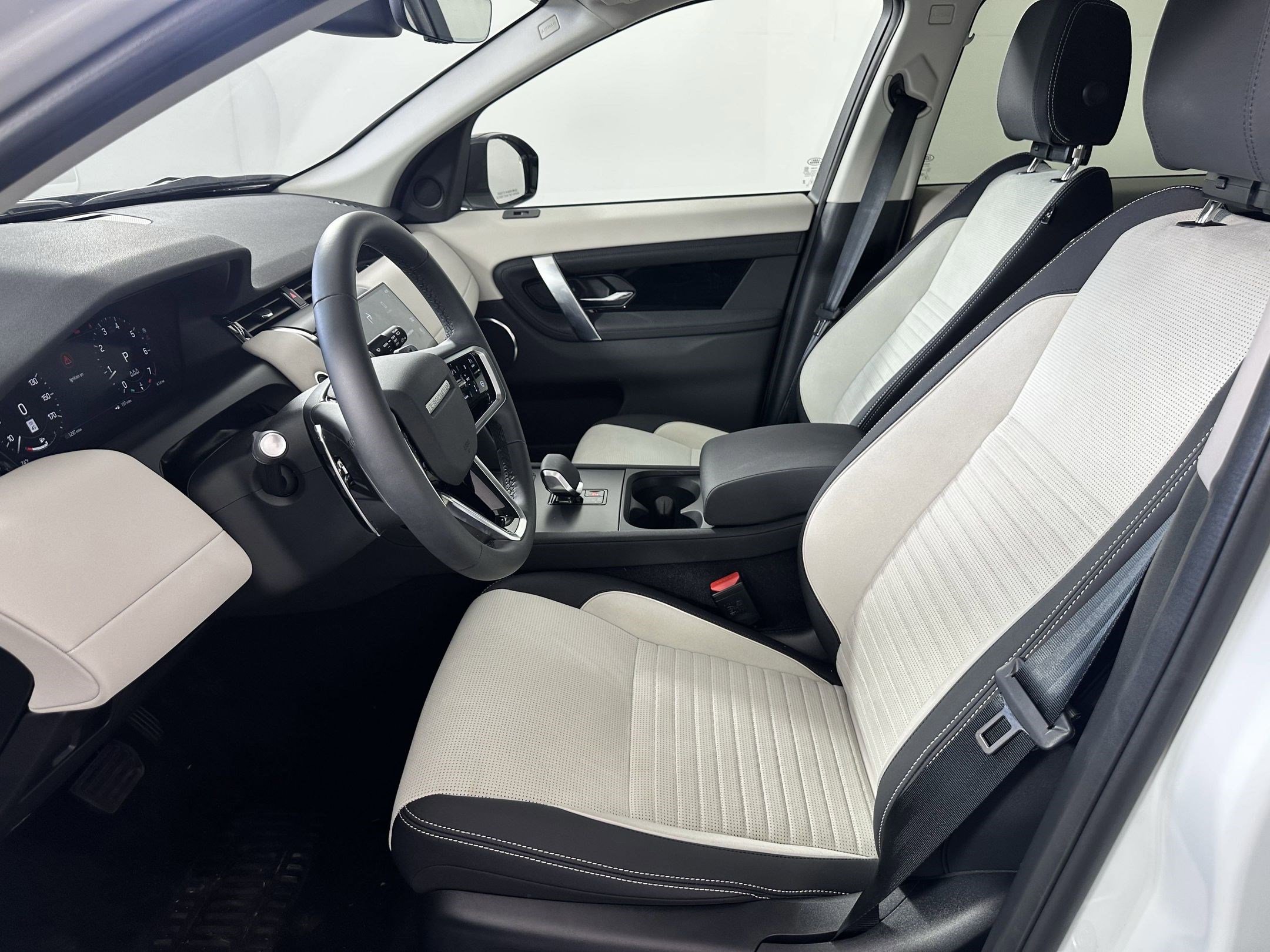 2025 Land Rover Discovery Sport S photo 4