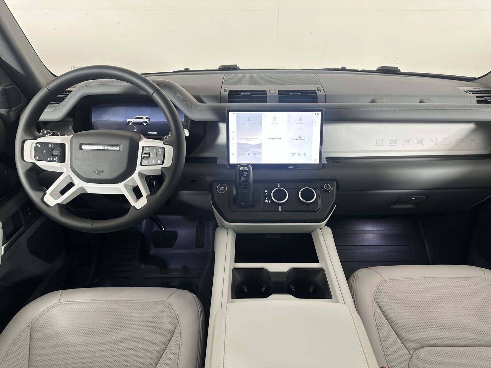 2025 Land Rover Defender 110 S photo 4