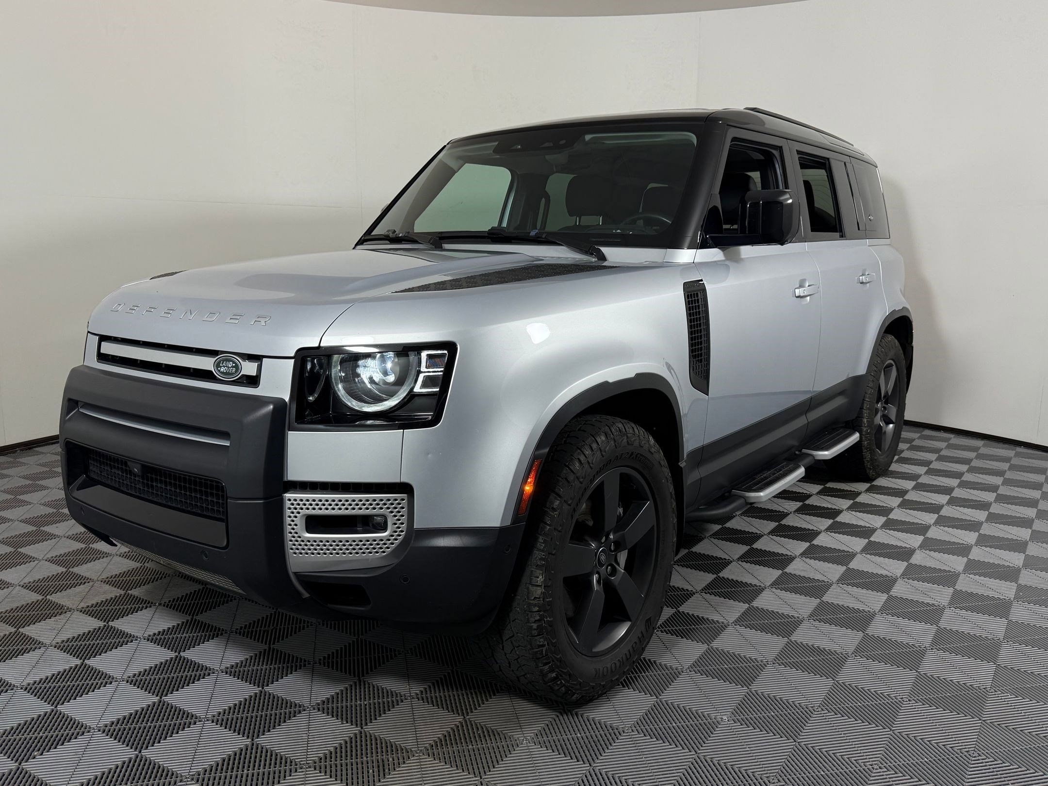 2022 Land Rover Defender SE's photo