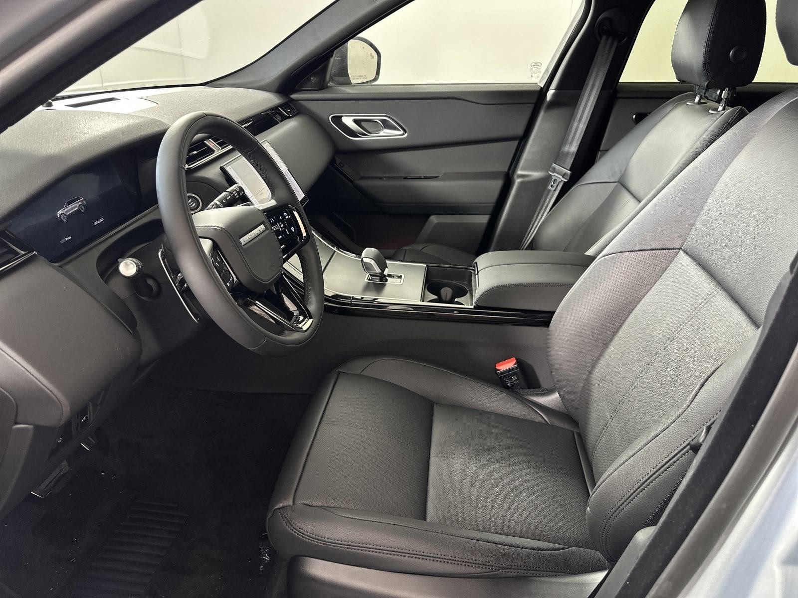 2025 Land Rover Range Rover Velar SE photo 4
