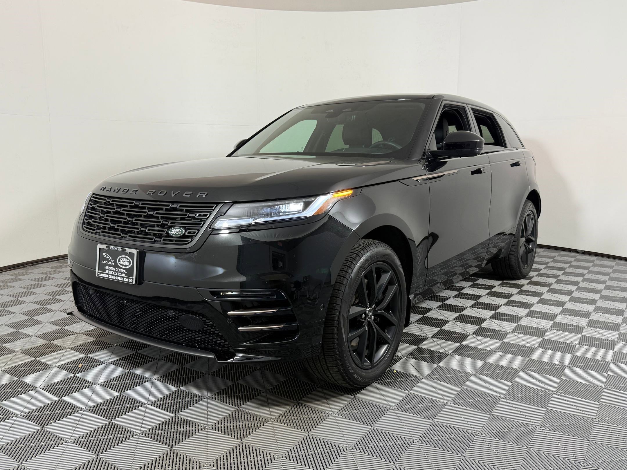 2025 Land Rover Range Rover Velar P250 Dynamic SE's photo