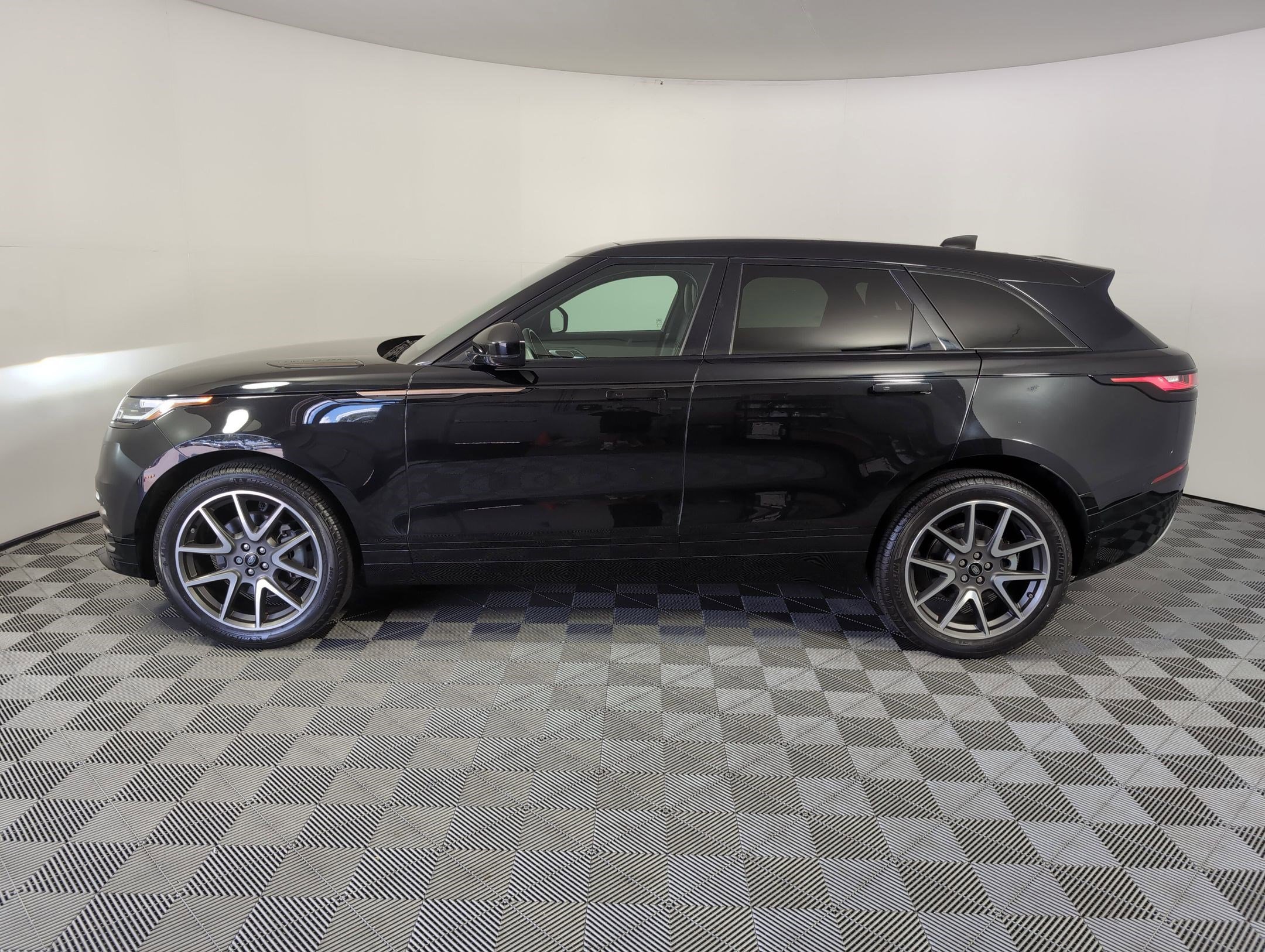 2023 Land Rover Range Rover Velar R-Dynamic S photo 2