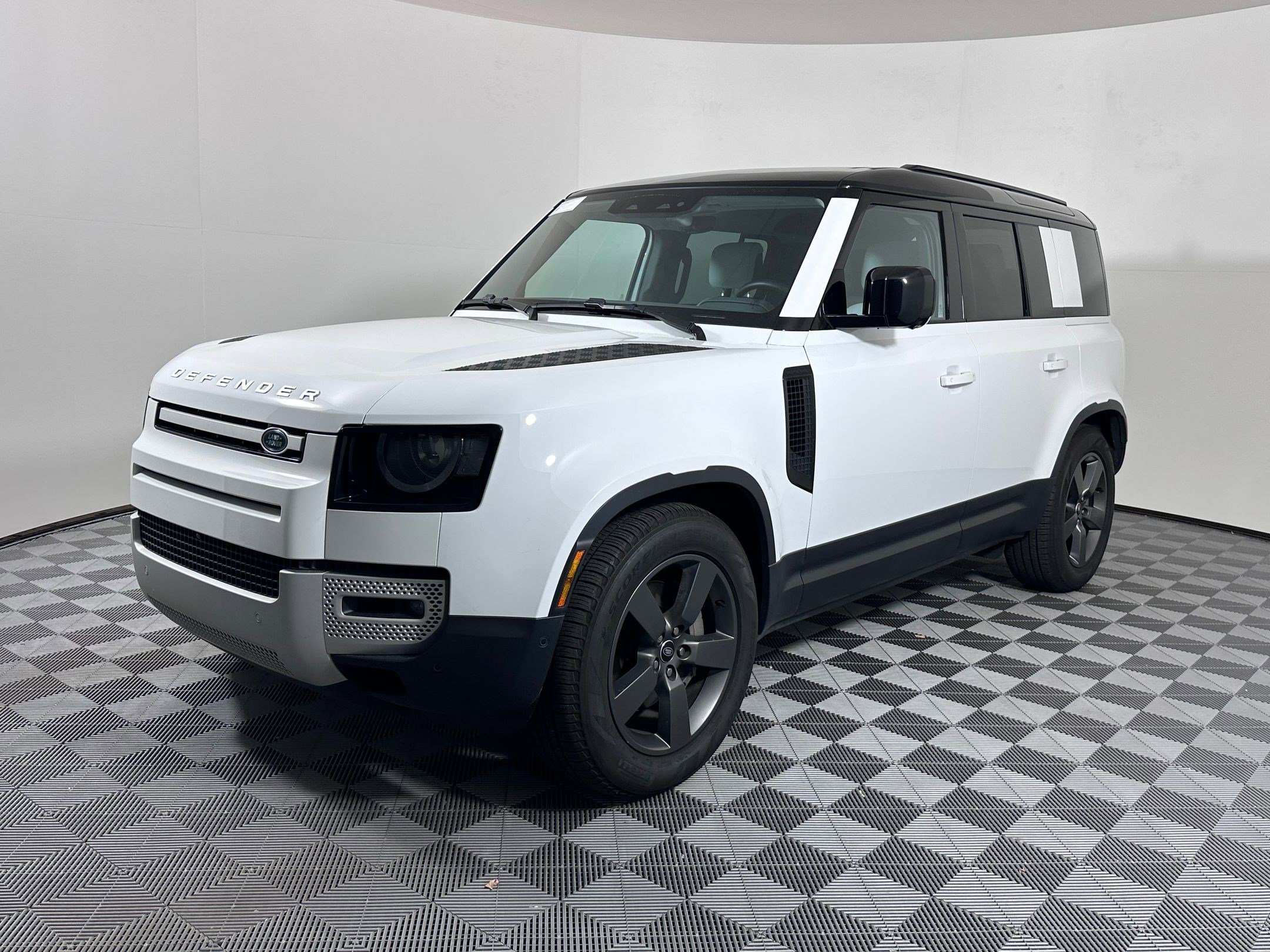 2025 Land Rover Defender S's photo
