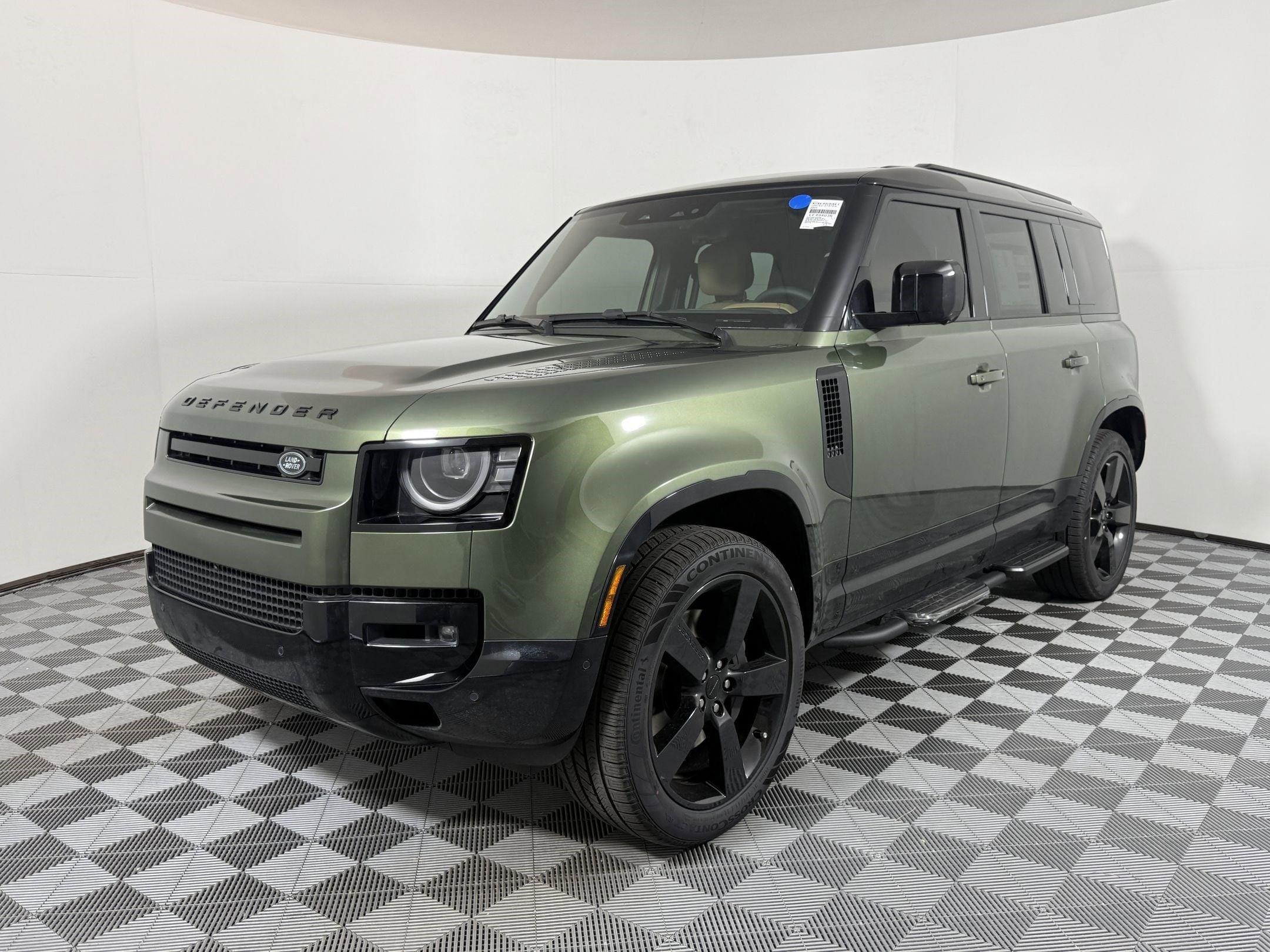 2026 Land Rover Defender X-Dynamic SE's photo