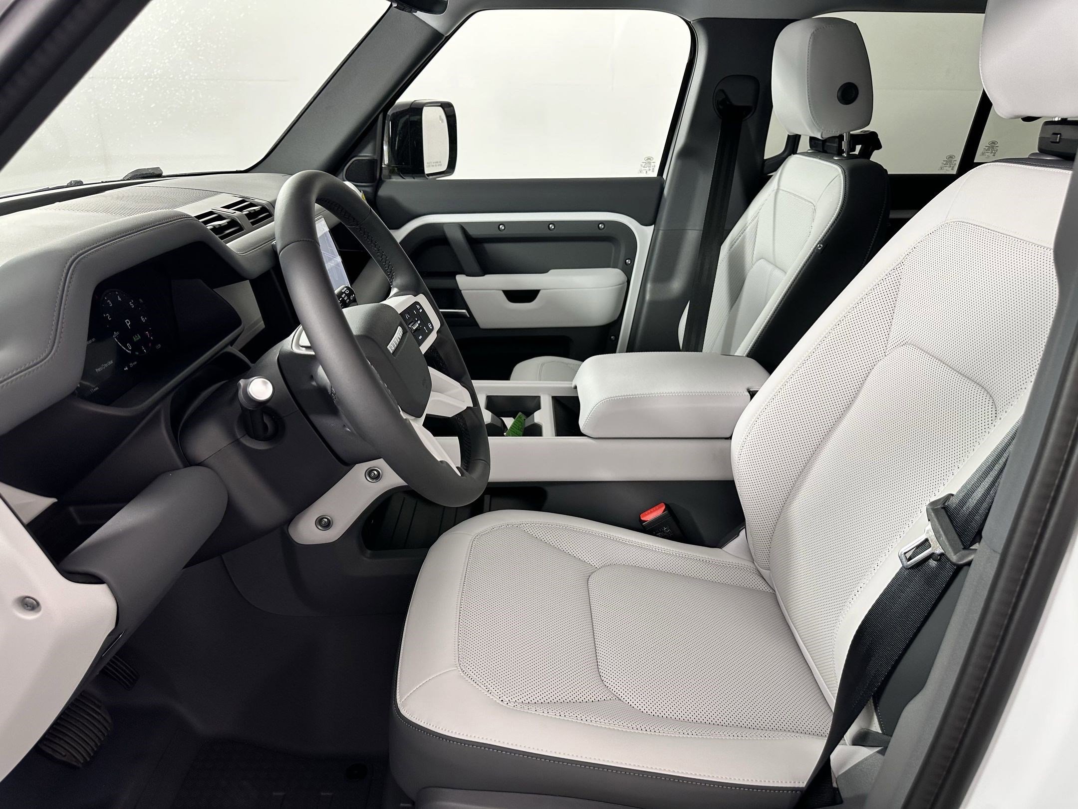 2025 Land Rover Defender 110 S photo 4