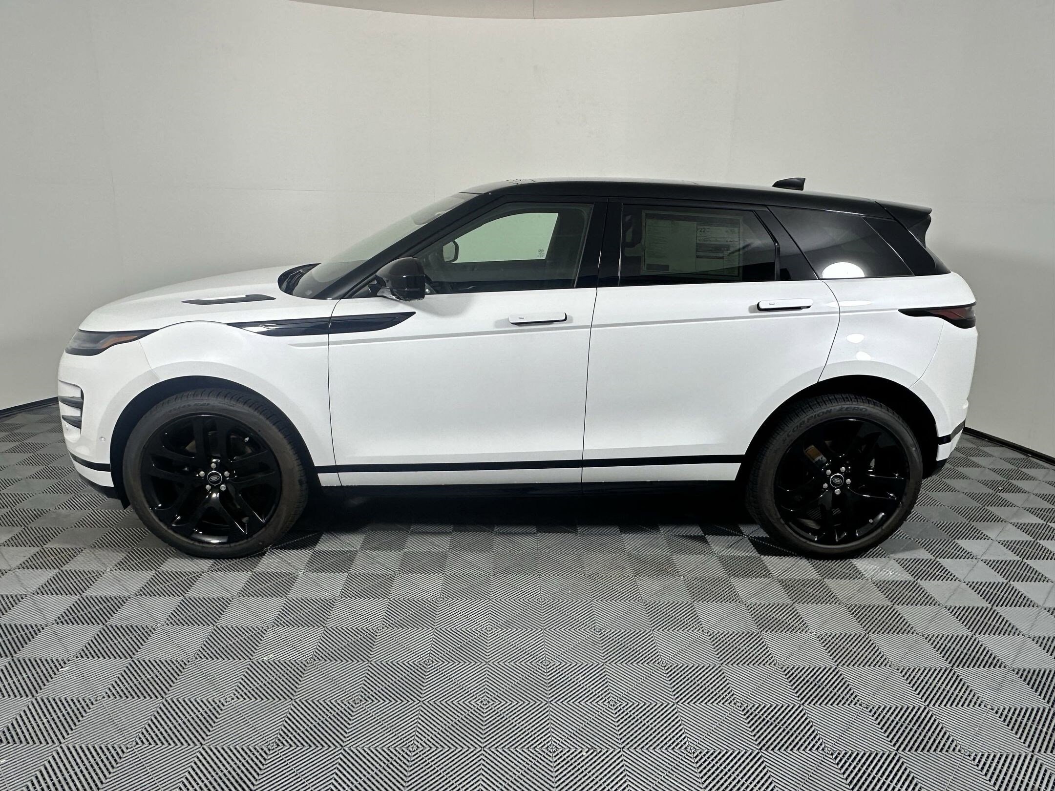 2026 Land Rover Range Rover Evoque Dynamic SE photo 2