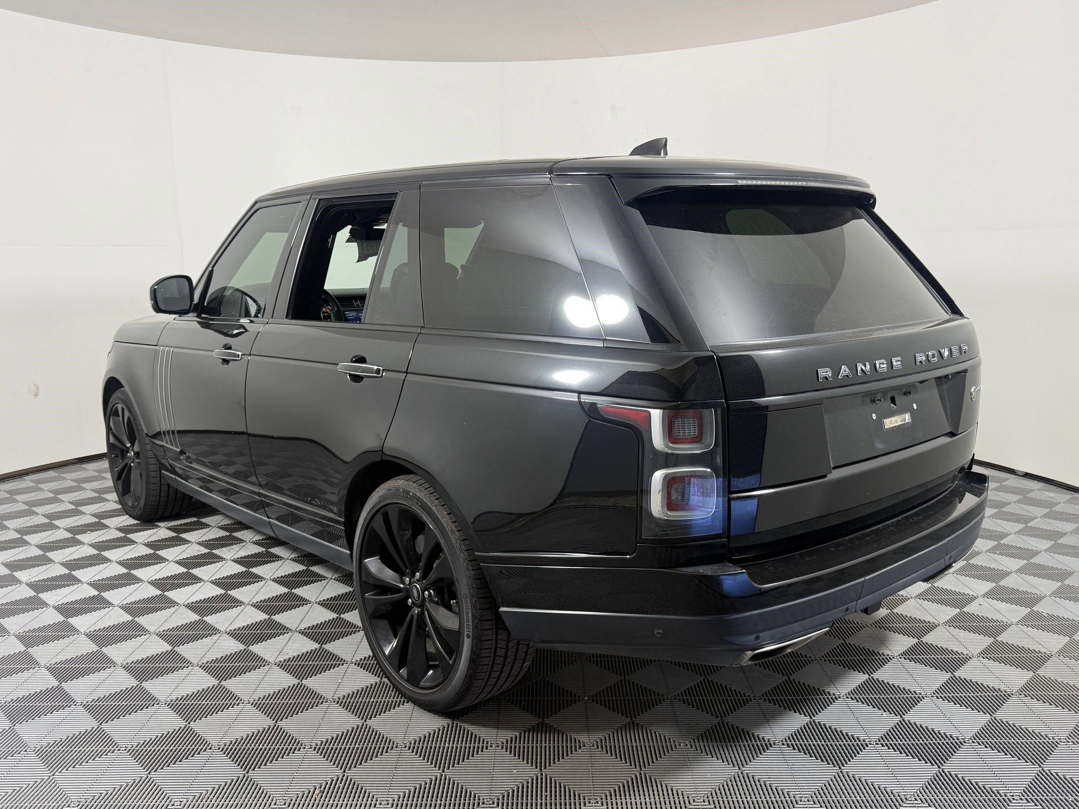 2021 Land Rover Range Rover SV Autobiography Dynamic photo 2
